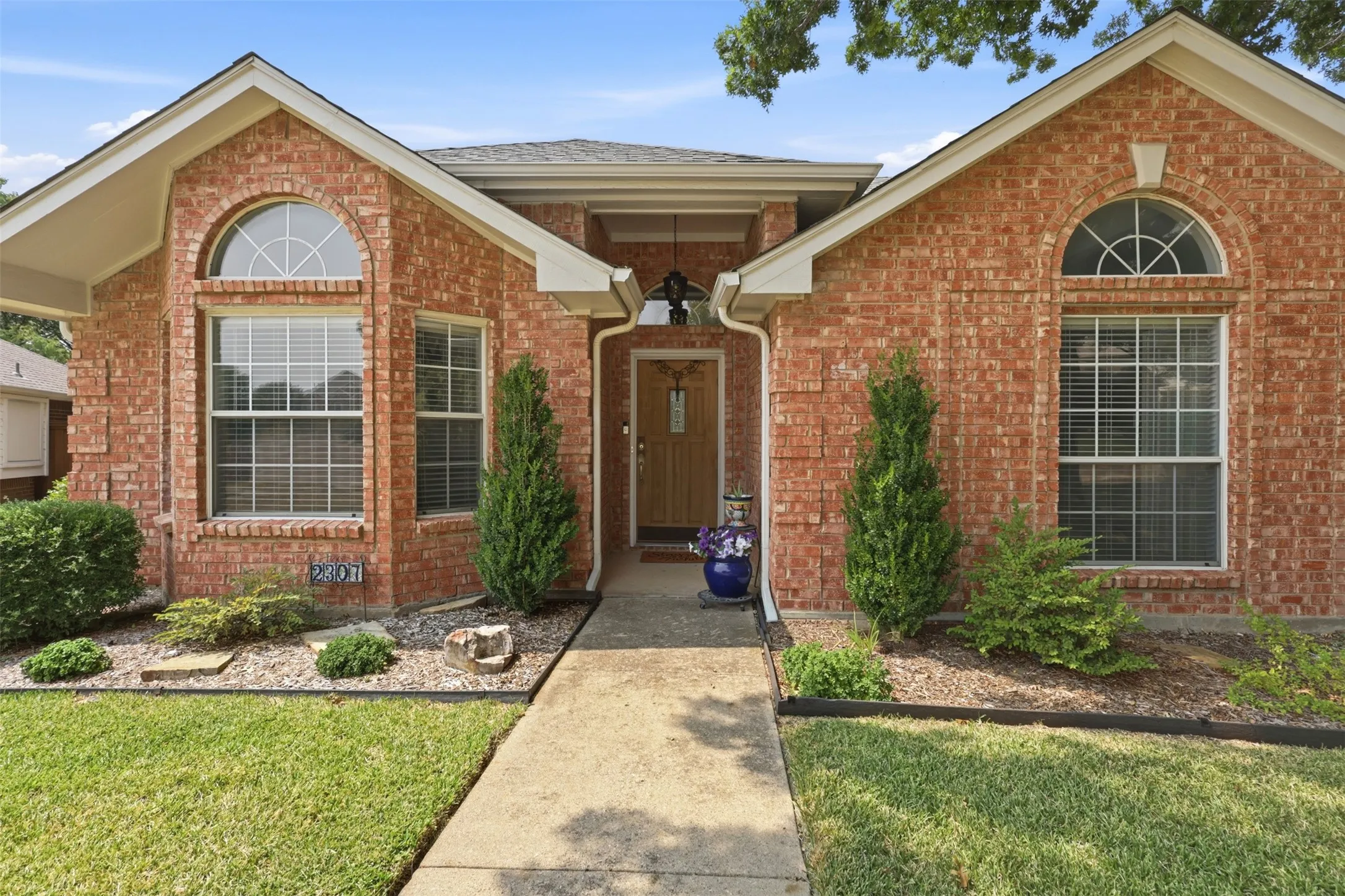 Single Family Residence For Sale in Dallas County , 2307 Bristol Drive, Carrollton, Texas 75006, 3 Bedroom, 2 Bathroom, 2 Garage spaces, 1,740 Sqft, built in 1993, mls#21365336, Real Estate Agent in Carrollton, Homes For Sale in Dallas county, Homes For Sale in Carrollton, Realtor in Carrollton Texas, Real Estate Brokerage Independent Realty Texas, Luminita Cordes Realtor