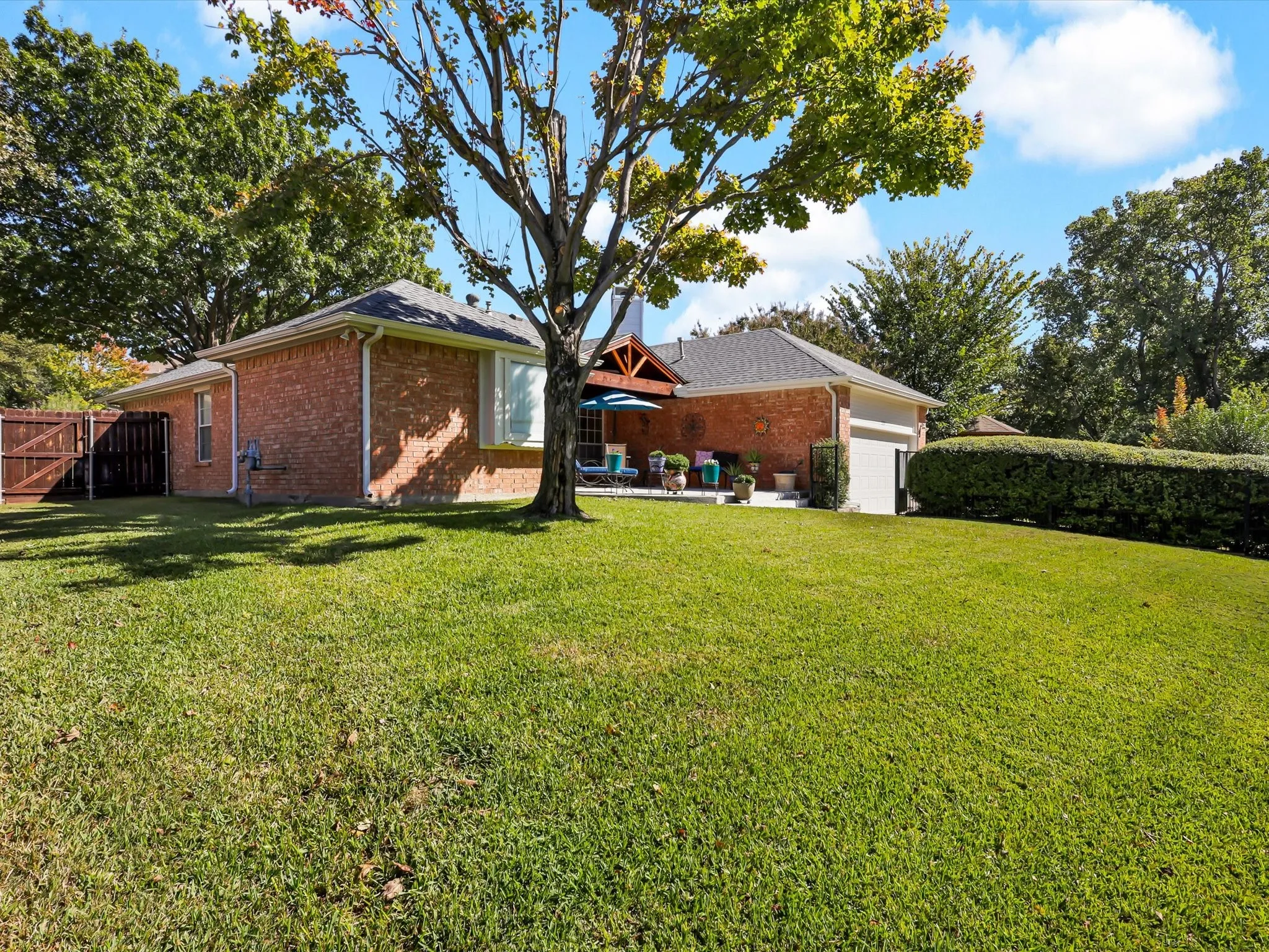 Single Family Residence For Sale in Dallas County , 2307 Bristol Drive, Carrollton, Texas 75006, 3 Bedroom, 2 Bathroom, 2 Garage spaces, 1,740 Sqft, built in 1993, mls#21365336, Real Estate Agent in Carrollton, Homes For Sale in Dallas county, Homes For Sale in Carrollton, Realtor in Carrollton Texas, Real Estate Brokerage Independent Realty Texas, Luminita Cordes Realtor