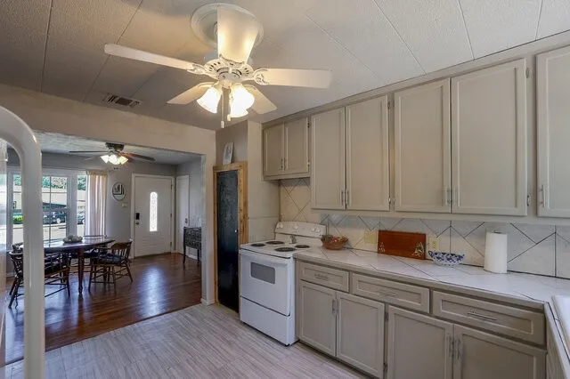 Single Family Residence For Sale in Ellis County , 821 Williams Street, Waxahachie, Texas 75165, 2 Bedroom, 1 Bathroom, Garage spaces, 952 Sqft, built in 1954, mls#21365384, Real Estate Agent in Waxahachie, Homes For Sale in Ellis county, Homes For Sale in Waxahachie, Realtor in Waxahachie Texas, Real Estate Brokerage Independent Realty Texas, Luminita Cordes Realtor