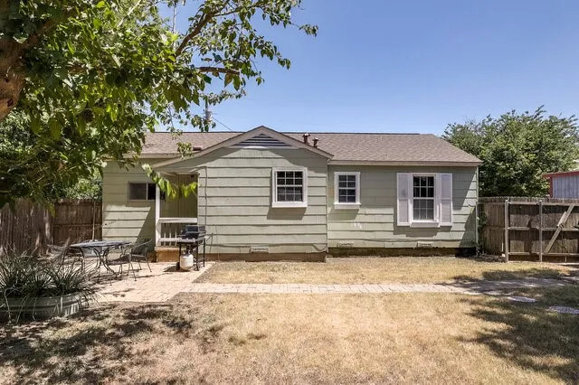 Single Family Residence For Sale in Ellis County , 821 Williams Street, Waxahachie, Texas 75165, 2 Bedroom, 1 Bathroom, Garage spaces, 952 Sqft, built in 1954, mls#21365384, Real Estate Agent in Waxahachie, Homes For Sale in Ellis county, Homes For Sale in Waxahachie, Realtor in Waxahachie Texas, Real Estate Brokerage Independent Realty Texas, Luminita Cordes Realtor
