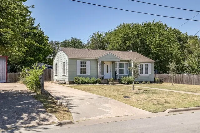 Single Family Residence For Sale in Ellis County , 821 Williams Street, Waxahachie, Texas 75165, 2 Bedroom, 1 Bathroom, Garage spaces, 952 Sqft, built in 1954, mls#21365384, Real Estate Agent in Waxahachie, Homes For Sale in Ellis county, Homes For Sale in Waxahachie, Realtor in Waxahachie Texas, Real Estate Brokerage Independent Realty Texas, Luminita Cordes Realtor