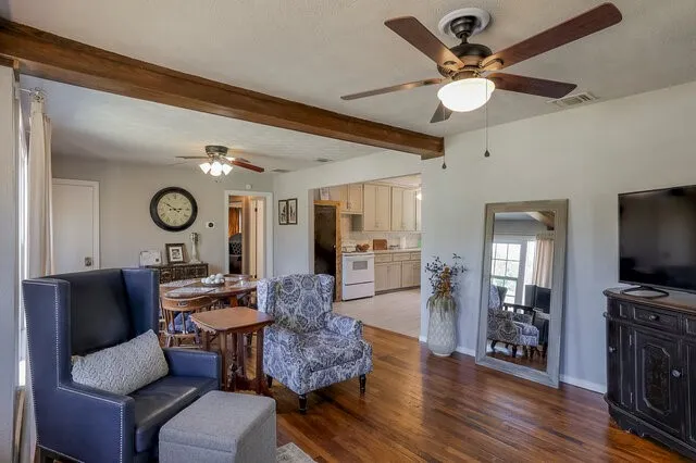 Single Family Residence For Sale in Ellis County , 821 Williams Street, Waxahachie, Texas 75165, 2 Bedroom, 1 Bathroom, Garage spaces, 952 Sqft, built in 1954, mls#21365384, Real Estate Agent in Waxahachie, Homes For Sale in Ellis county, Homes For Sale in Waxahachie, Realtor in Waxahachie Texas, Real Estate Brokerage Independent Realty Texas, Luminita Cordes Realtor