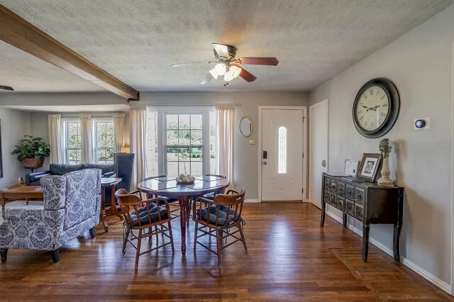 Single Family Residence For Sale in Ellis County , 821 Williams Street, Waxahachie, Texas 75165, 2 Bedroom, 1 Bathroom, Garage spaces, 952 Sqft, built in 1954, mls#21365384, Real Estate Agent in Waxahachie, Homes For Sale in Ellis county, Homes For Sale in Waxahachie, Realtor in Waxahachie Texas, Real Estate Brokerage Independent Realty Texas, Luminita Cordes Realtor
