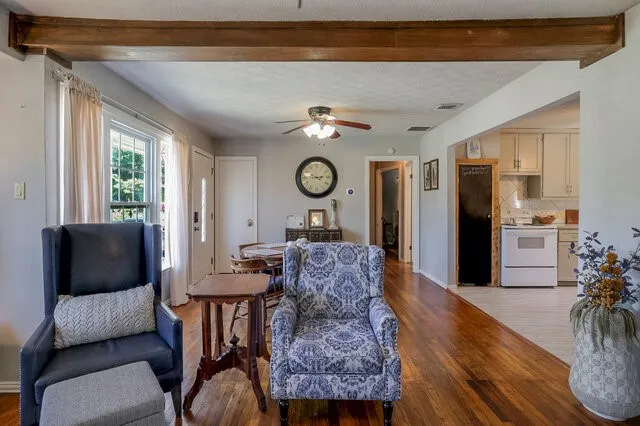 Single Family Residence For Sale in Ellis County , 821 Williams Street, Waxahachie, Texas 75165, 2 Bedroom, 1 Bathroom, Garage spaces, 952 Sqft, built in 1954, mls#21365384, Real Estate Agent in Waxahachie, Homes For Sale in Ellis county, Homes For Sale in Waxahachie, Realtor in Waxahachie Texas, Real Estate Brokerage Independent Realty Texas, Luminita Cordes Realtor