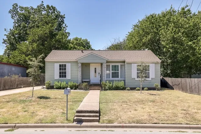 Single Family Residence For Sale in Ellis County , 821 Williams Street, Waxahachie, Texas 75165, 2 Bedroom, 1 Bathroom, Garage spaces, 952 Sqft, built in 1954, mls#21365384, Real Estate Agent in Waxahachie, Homes For Sale in Ellis county, Homes For Sale in Waxahachie, Realtor in Waxahachie Texas, Real Estate Brokerage Independent Realty Texas, Luminita Cordes Realtor