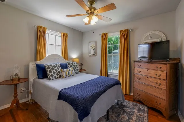 Single Family Residence For Sale in Ellis County , 821 Williams Street, Waxahachie, Texas 75165, 2 Bedroom, 1 Bathroom, Garage spaces, 952 Sqft, built in 1954, mls#21365384, Real Estate Agent in Waxahachie, Homes For Sale in Ellis county, Homes For Sale in Waxahachie, Realtor in Waxahachie Texas, Real Estate Brokerage Independent Realty Texas, Luminita Cordes Realtor