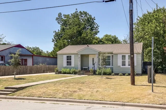 Single Family Residence For Sale in Ellis County , 821 Williams Street, Waxahachie, Texas 75165, 2 Bedroom, 1 Bathroom, Garage spaces, 952 Sqft, built in 1954, mls#21365384, Real Estate Agent in Waxahachie, Homes For Sale in Ellis county, Homes For Sale in Waxahachie, Realtor in Waxahachie Texas, Real Estate Brokerage Independent Realty Texas, Luminita Cordes Realtor