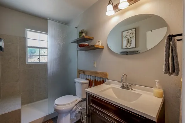 Single Family Residence For Sale in Ellis County , 821 Williams Street, Waxahachie, Texas 75165, 2 Bedroom, 1 Bathroom, Garage spaces, 952 Sqft, built in 1954, mls#21365384, Real Estate Agent in Waxahachie, Homes For Sale in Ellis county, Homes For Sale in Waxahachie, Realtor in Waxahachie Texas, Real Estate Brokerage Independent Realty Texas, Luminita Cordes Realtor