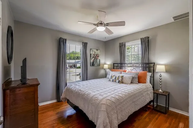 Single Family Residence For Sale in Ellis County , 821 Williams Street, Waxahachie, Texas 75165, 2 Bedroom, 1 Bathroom, Garage spaces, 952 Sqft, built in 1954, mls#21365384, Real Estate Agent in Waxahachie, Homes For Sale in Ellis county, Homes For Sale in Waxahachie, Realtor in Waxahachie Texas, Real Estate Brokerage Independent Realty Texas, Luminita Cordes Realtor