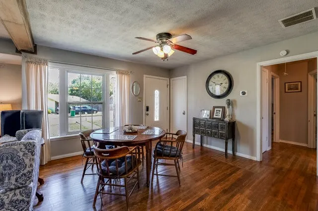 Single Family Residence For Sale in Ellis County , 821 Williams Street, Waxahachie, Texas 75165, 2 Bedroom, 1 Bathroom, Garage spaces, 952 Sqft, built in 1954, mls#21365384, Real Estate Agent in Waxahachie, Homes For Sale in Ellis county, Homes For Sale in Waxahachie, Realtor in Waxahachie Texas, Real Estate Brokerage Independent Realty Texas, Luminita Cordes Realtor