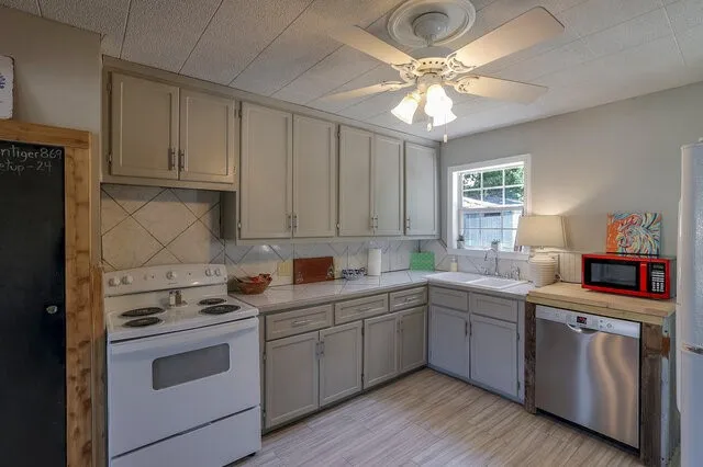 Single Family Residence For Sale in Ellis County , 821 Williams Street, Waxahachie, Texas 75165, 2 Bedroom, 1 Bathroom, Garage spaces, 952 Sqft, built in 1954, mls#21365384, Real Estate Agent in Waxahachie, Homes For Sale in Ellis county, Homes For Sale in Waxahachie, Realtor in Waxahachie Texas, Real Estate Brokerage Independent Realty Texas, Luminita Cordes Realtor