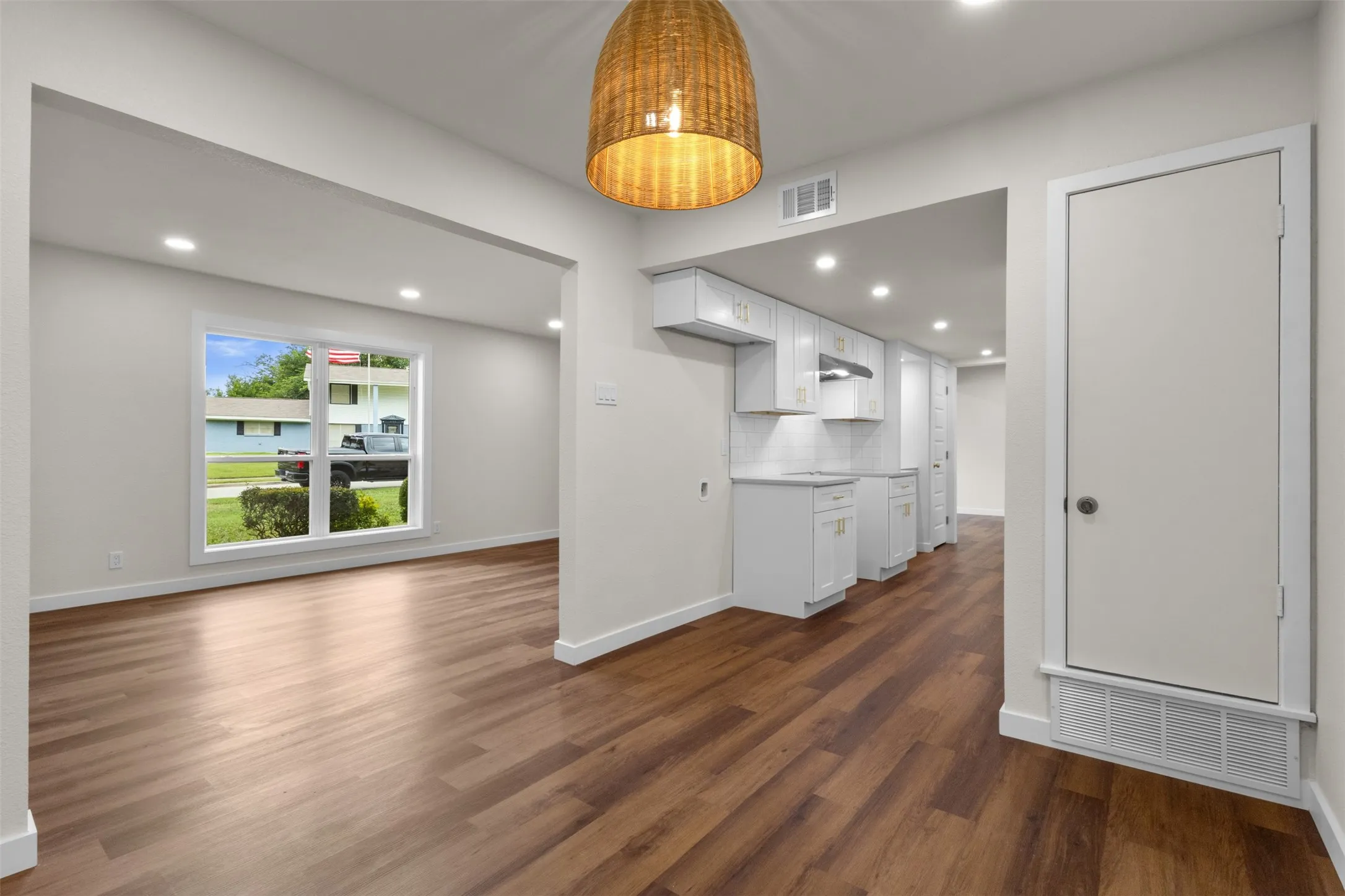 Single Family Residence For Sale in Dallas County , 3728 Byrd Drive, Mesquite, Texas 75150, 3 Bedroom, 3 Bathroom, 1 Garage spaces, 1,650 Sqft, built in 1962, mls#21365392, Real Estate Agent in Mesquite, Homes For Sale in Dallas county, Homes For Sale in Mesquite, Realtor in Mesquite Texas, Real Estate Brokerage Independent Realty Texas, Luminita Cordes Realtor