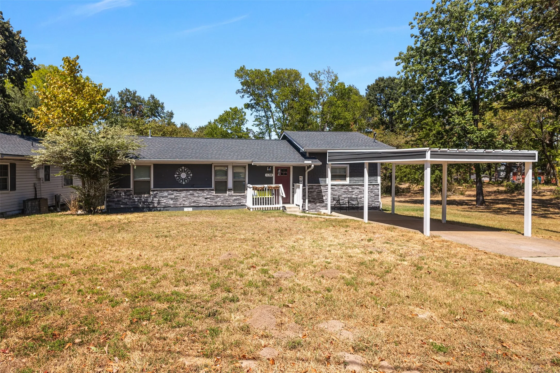 Single Family Residence For Sale in Henderson County , 120 Memorial Drive, Gun Barrel City, Texas 75156, 2 Bedroom, 3 Bathroom, Garage spaces, 1,200 Sqft, built in 1970, mls#21361891, Real Estate Agent in Gun Barrel City, Homes For Sale in Henderson county, Homes For Sale in Gun Barrel City, Realtor in Gun Barrel City Texas, Real Estate Brokerage Independent Realty Texas, Luminita Cordes Realtor