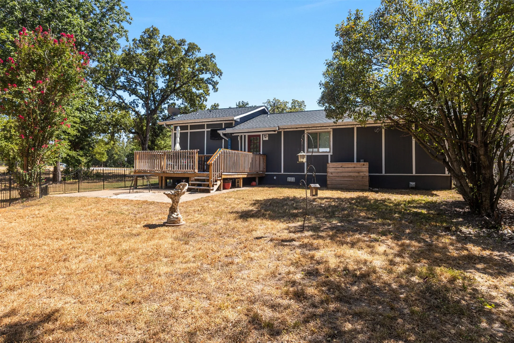 Single Family Residence For Sale in Henderson County , 120 Memorial Drive, Gun Barrel City, Texas 75156, 2 Bedroom, 3 Bathroom, Garage spaces, 1,200 Sqft, built in 1970, mls#21361891, Real Estate Agent in Gun Barrel City, Homes For Sale in Henderson county, Homes For Sale in Gun Barrel City, Realtor in Gun Barrel City Texas, Real Estate Brokerage Independent Realty Texas, Luminita Cordes Realtor