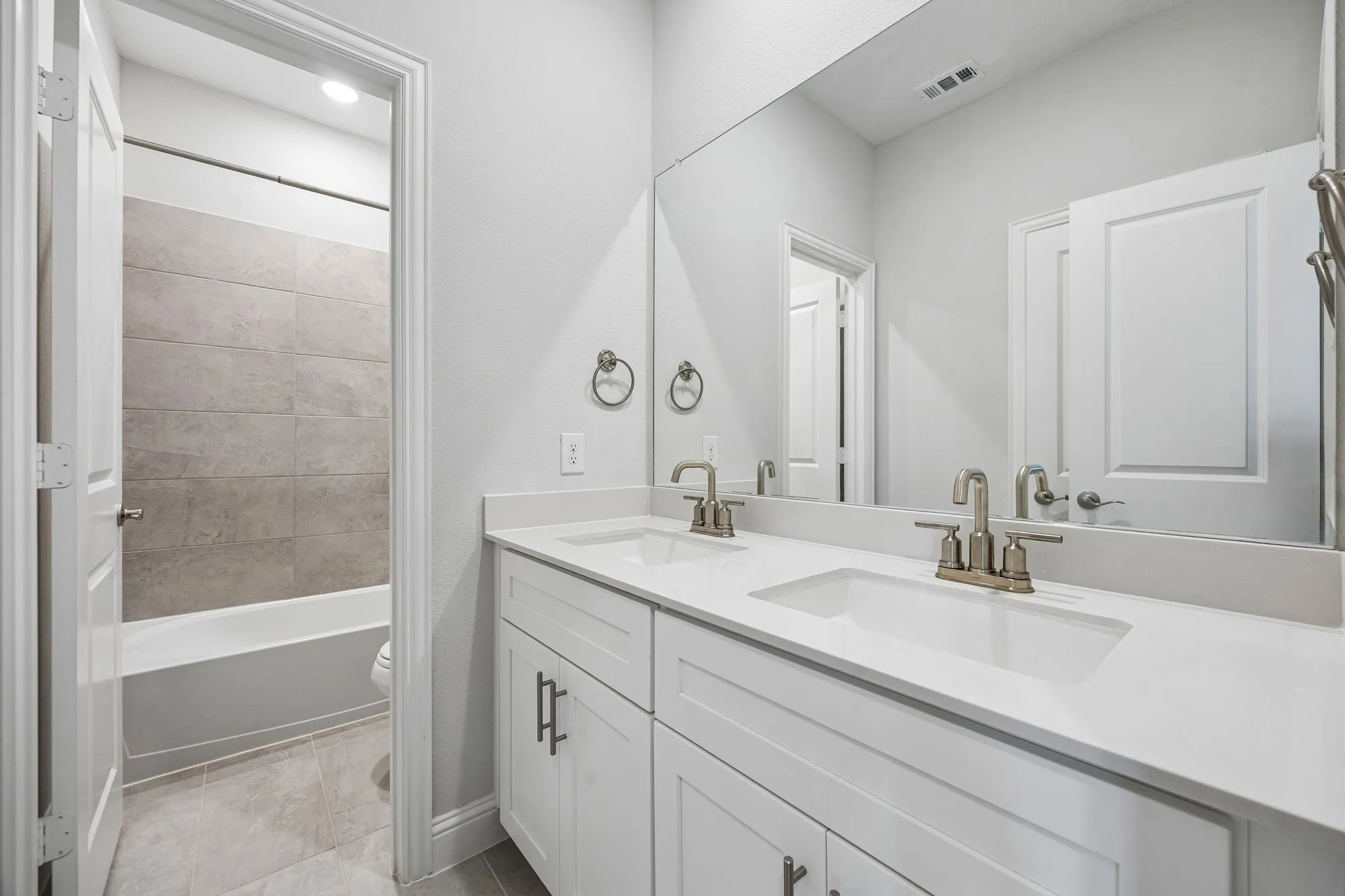 Single Family Residence For Rent in Collin County , 11476 Chartwell Court, Frisco, Texas 75035, 5 Bedroom, 4 Bathroom, 2 Garage spaces, 2,753 Sqft, built in 2024, mls#21360938, Real Estate Agent in Frisco, Homes For Rent in Collin county, Homes For Rent in Frisco, Realtor in Frisco Texas, Real Estate Brokerage Independent Realty Texas, Luminita Cordes Realtor