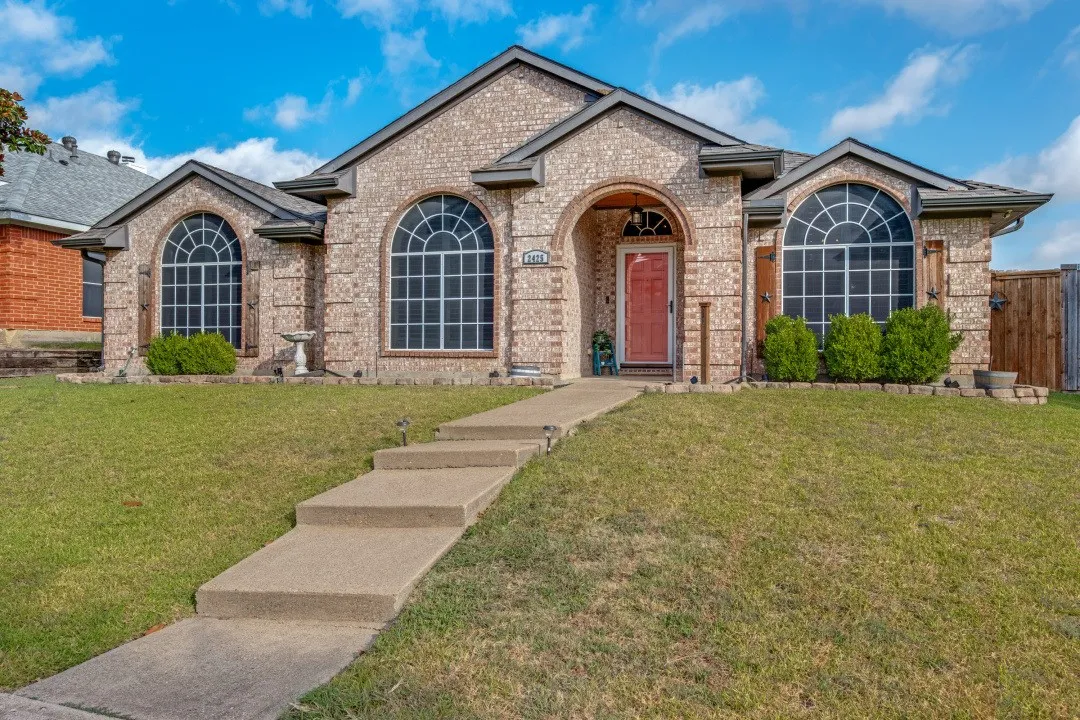 Single Family Residence For Sale in Dallas County , 2425 Waterloo Lane, Mesquite, Texas 75181, 3 Bedroom, 2 Bathroom, 2 Garage spaces, 1,892 Sqft, built in 1992, mls#21364116, Real Estate Agent in Mesquite, Homes For Sale in Dallas county, Homes For Sale in Mesquite, Realtor in Mesquite Texas, Real Estate Brokerage Independent Realty Texas, Luminita Cordes Realtor