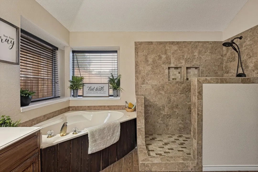 Walk-in shower, jetted tub