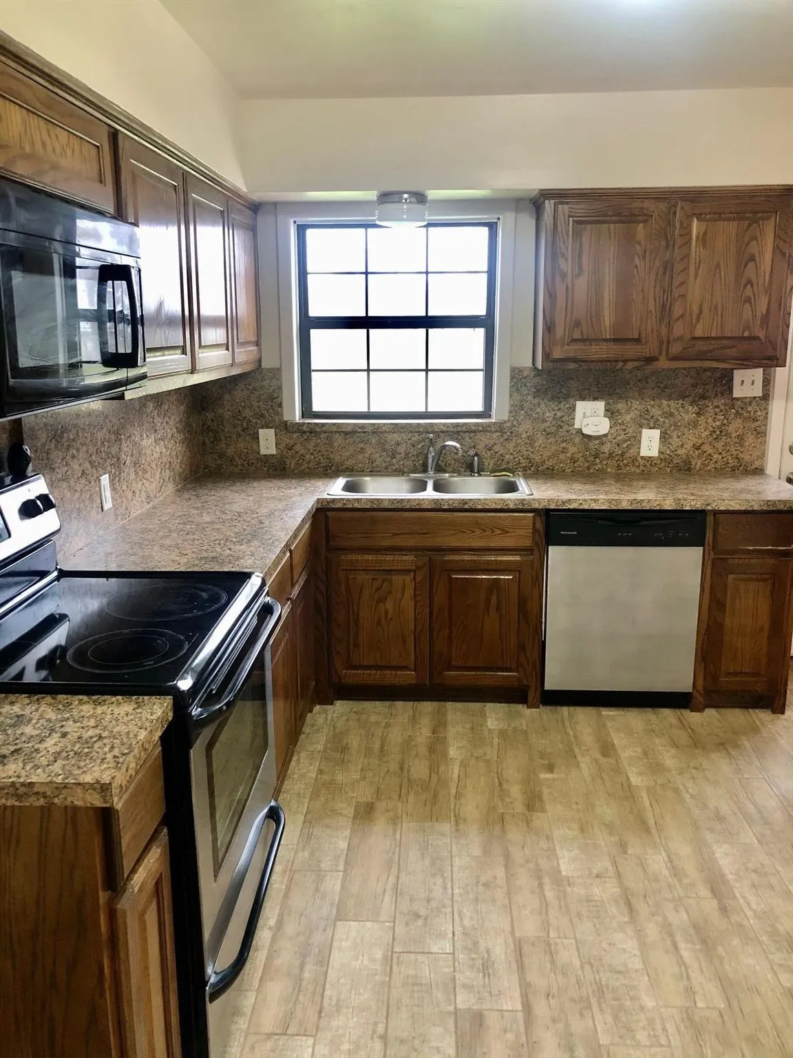 Single Family Residence For Rent in Dallas County , 1425 Marion Drive, Garland, Texas 75042, 3 Bedroom, 1 Bathroom, 1 Garage spaces, 1,070 Sqft, built in 1953, Price $1,895, mls#21365402, Real Estate Agent in Garland, Homes For Rent in Dallas county, Homes For Rent in Garland, Realtor in Garland Texas, Real Estate Brokerage Independent Realty Texas, Luminita Cordes Realtor
