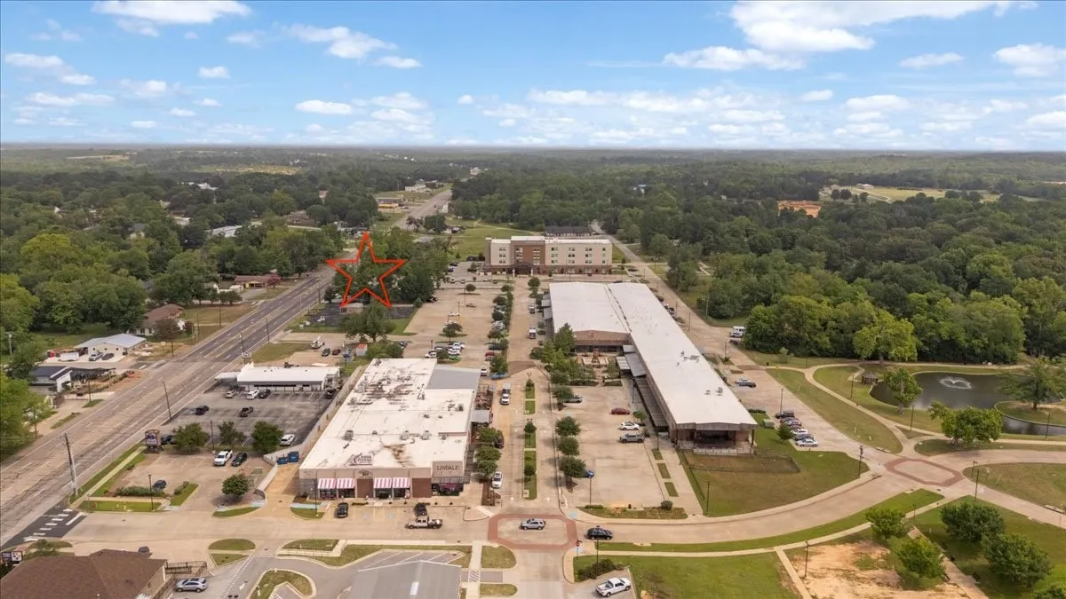 Single Family Residence For Sale in Smith County , 501 Main Street, Lindale, Texas 75771, 4 Bedroom, 2 Bathroom, Garage spaces, 1,696 Sqft, built in 1964, Price $399,000, mls#21365338, Real Estate Agent in Lindale, Homes For Sale in Smith county, Homes For Sale in Lindale, Realtor in Lindale Texas, Real Estate Brokerage Independent Realty Texas, Luminita Cordes Realtor