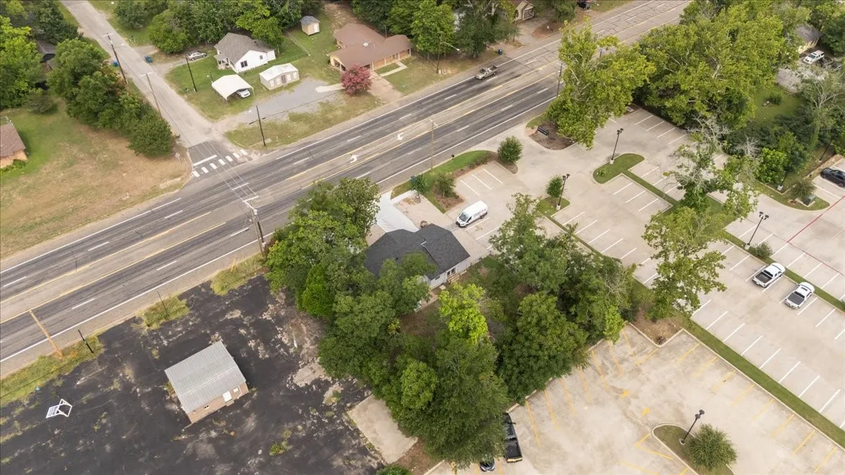 Single Family Residence For Sale in Smith County , 501 Main Street, Lindale, Texas 75771, 4 Bedroom, 2 Bathroom, Garage spaces, 1,696 Sqft, built in 1964, Price $399,000, mls#21365338, Real Estate Agent in Lindale, Homes For Sale in Smith county, Homes For Sale in Lindale, Realtor in Lindale Texas, Real Estate Brokerage Independent Realty Texas, Luminita Cordes Realtor