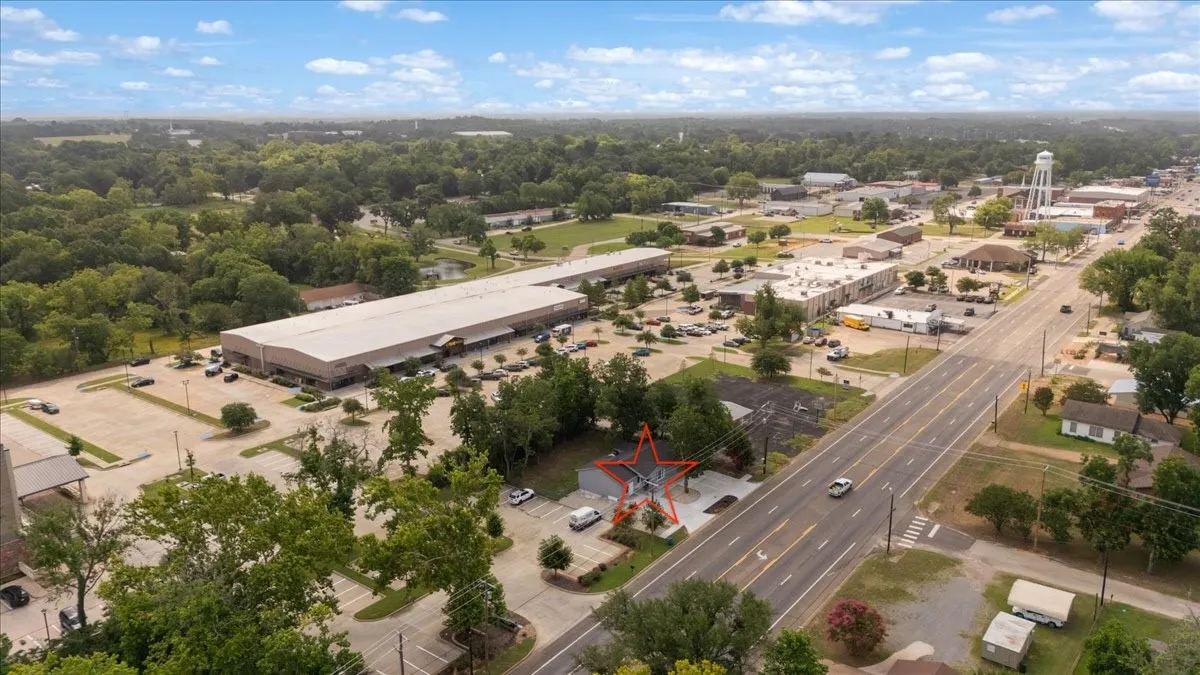 Single Family Residence For Sale in Smith County , 501 Main Street, Lindale, Texas 75771, 4 Bedroom, 2 Bathroom, Garage spaces, 1,696 Sqft, built in 1964, Price $399,000, mls#21365338, Real Estate Agent in Lindale, Homes For Sale in Smith county, Homes For Sale in Lindale, Realtor in Lindale Texas, Real Estate Brokerage Independent Realty Texas, Luminita Cordes Realtor