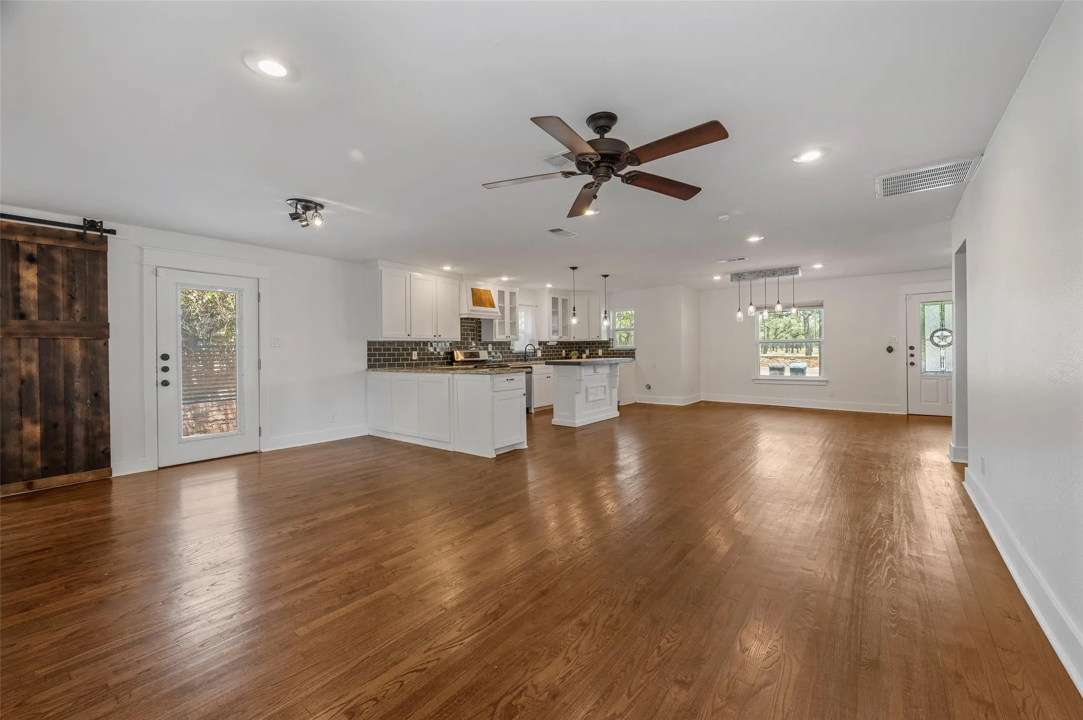 Single Family Residence For Rent in Tarrant County , 2524 Watauga Road, Fort Worth, Texas 76111, 4 Bedroom, 3 Bathroom, Garage spaces, 2,202 Sqft, built in 1942, mls#21364610, Real Estate Agent in Fort Worth, Homes For Rent in Tarrant county, Homes For Rent in Fort Worth, Realtor in Fort Worth Texas, Real Estate Brokerage Independent Realty Texas, Luminita Cordes Realtor