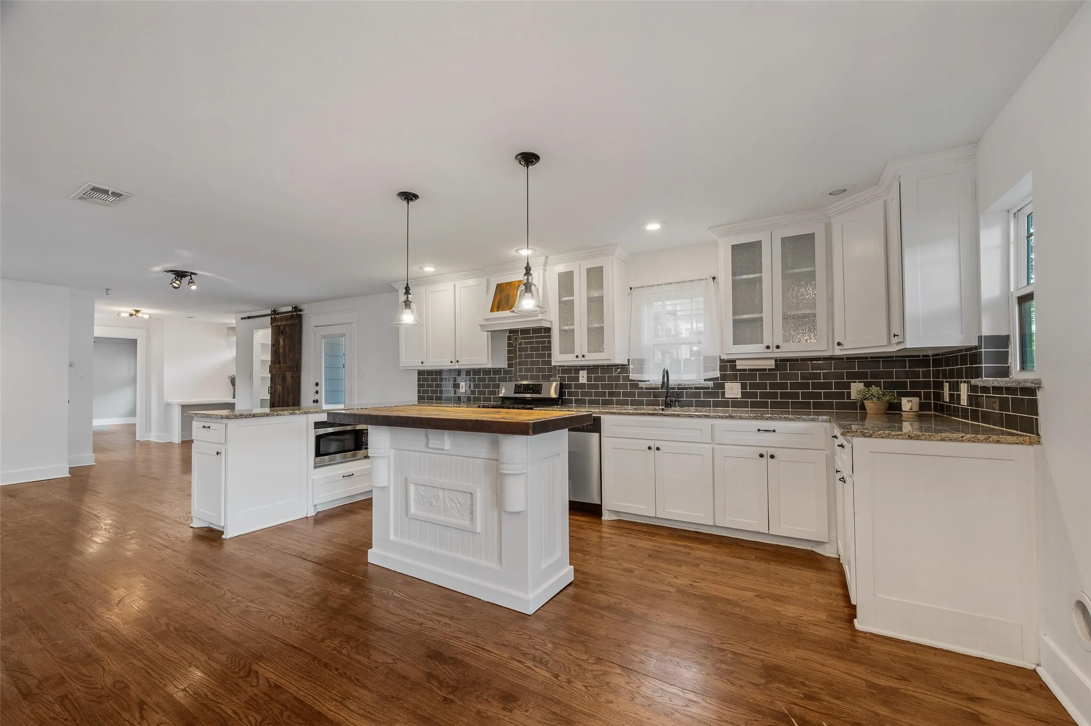 Single Family Residence For Rent in Tarrant County , 2524 Watauga Road, Fort Worth, Texas 76111, 4 Bedroom, 3 Bathroom, Garage spaces, 2,202 Sqft, built in 1942, mls#21364610, Real Estate Agent in Fort Worth, Homes For Rent in Tarrant county, Homes For Rent in Fort Worth, Realtor in Fort Worth Texas, Real Estate Brokerage Independent Realty Texas, Luminita Cordes Realtor
