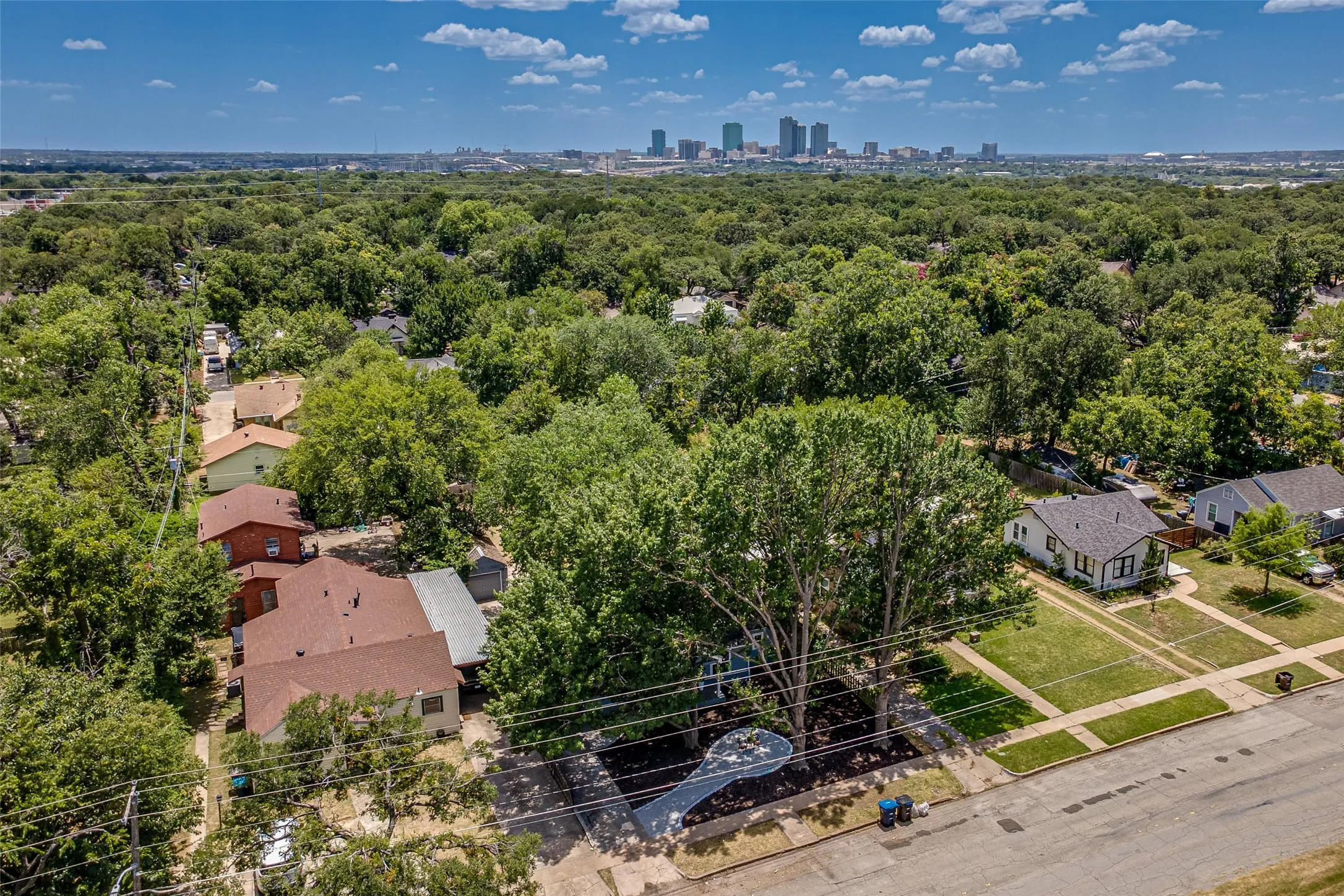 Single Family Residence For Rent in Tarrant County , 2524 Watauga Road, Fort Worth, Texas 76111, 4 Bedroom, 3 Bathroom, Garage spaces, 2,202 Sqft, built in 1942, mls#21364610, Real Estate Agent in Fort Worth, Homes For Rent in Tarrant county, Homes For Rent in Fort Worth, Realtor in Fort Worth Texas, Real Estate Brokerage Independent Realty Texas, Luminita Cordes Realtor