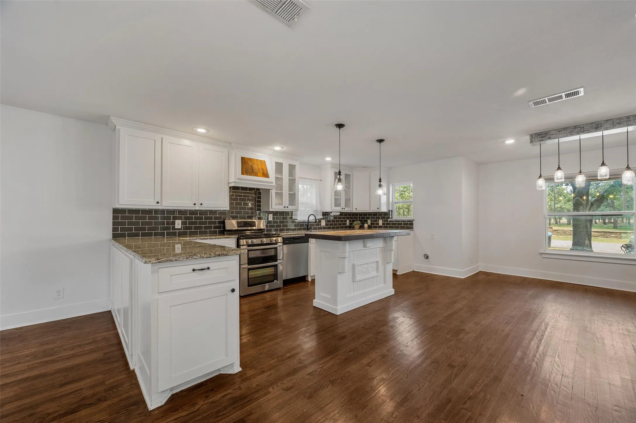 Single Family Residence For Rent in Tarrant County , 2524 Watauga Road, Fort Worth, Texas 76111, 4 Bedroom, 3 Bathroom, Garage spaces, 2,202 Sqft, built in 1942, mls#21364610, Real Estate Agent in Fort Worth, Homes For Rent in Tarrant county, Homes For Rent in Fort Worth, Realtor in Fort Worth Texas, Real Estate Brokerage Independent Realty Texas, Luminita Cordes Realtor