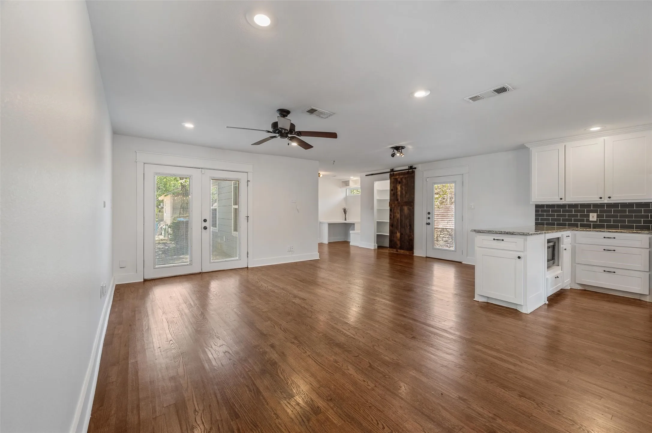 Single Family Residence For Rent in Tarrant County , 2524 Watauga Road, Fort Worth, Texas 76111, 4 Bedroom, 3 Bathroom, Garage spaces, 2,202 Sqft, built in 1942, mls#21364610, Real Estate Agent in Fort Worth, Homes For Rent in Tarrant county, Homes For Rent in Fort Worth, Realtor in Fort Worth Texas, Real Estate Brokerage Independent Realty Texas, Luminita Cordes Realtor