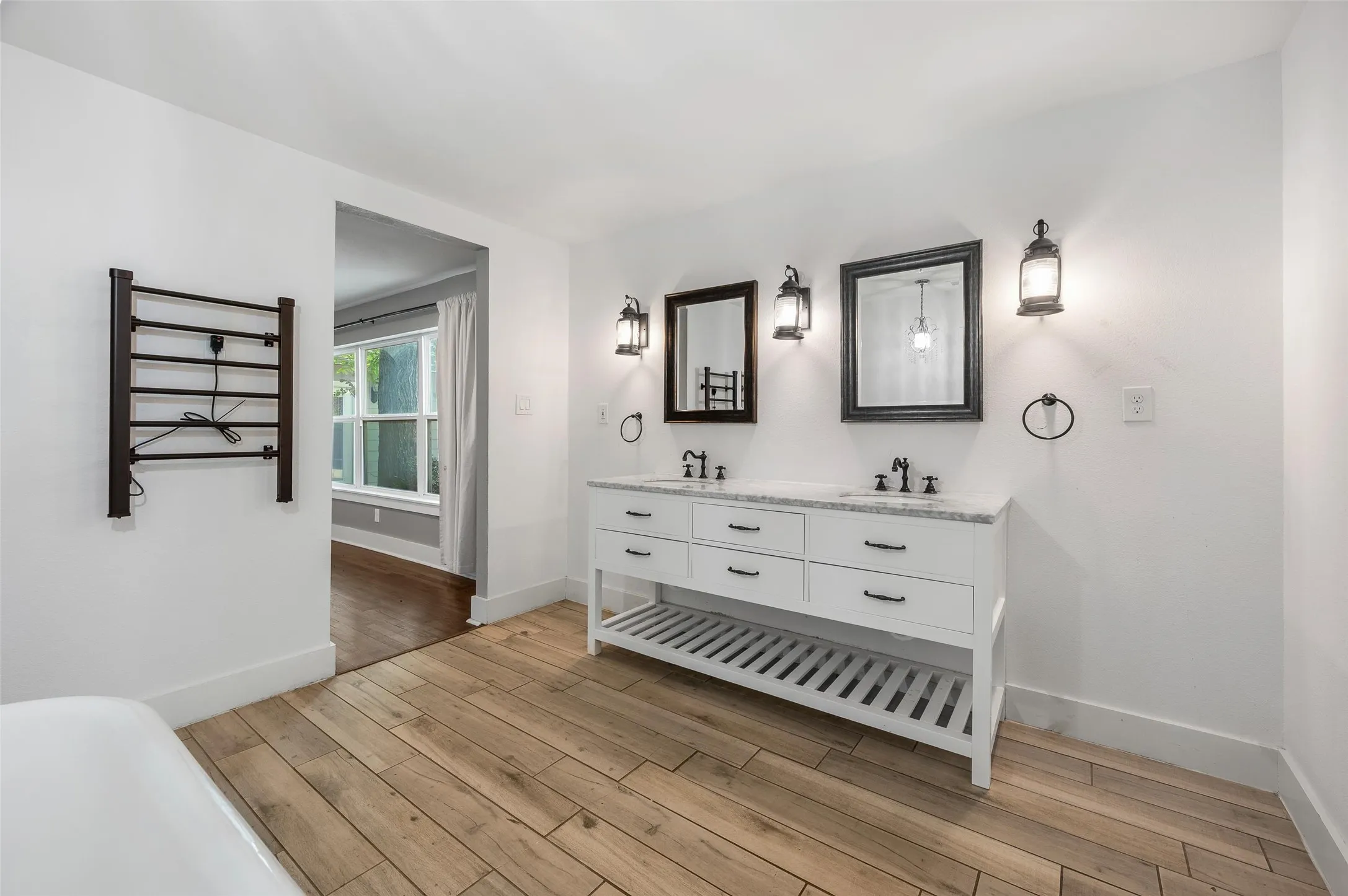 Single Family Residence For Rent in Tarrant County , 2524 Watauga Road, Fort Worth, Texas 76111, 4 Bedroom, 3 Bathroom, Garage spaces, 2,202 Sqft, built in 1942, mls#21364610, Real Estate Agent in Fort Worth, Homes For Rent in Tarrant county, Homes For Rent in Fort Worth, Realtor in Fort Worth Texas, Real Estate Brokerage Independent Realty Texas, Luminita Cordes Realtor