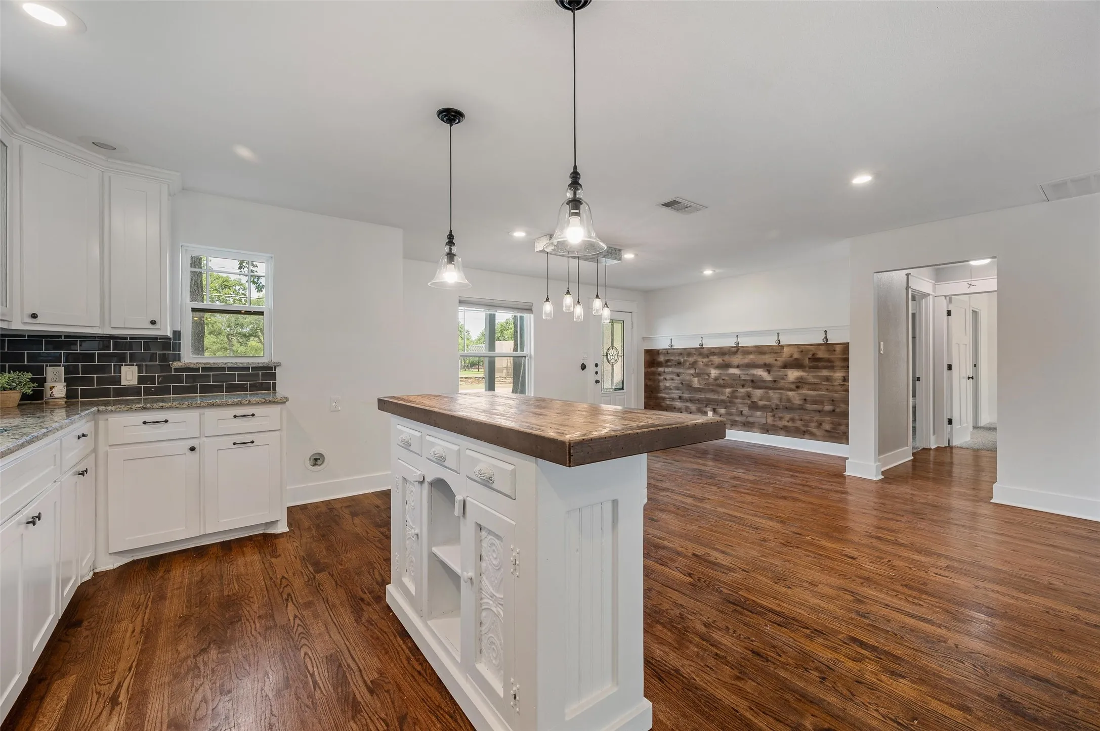 Single Family Residence For Rent in Tarrant County , 2524 Watauga Road, Fort Worth, Texas 76111, 4 Bedroom, 3 Bathroom, Garage spaces, 2,202 Sqft, built in 1942, mls#21364610, Real Estate Agent in Fort Worth, Homes For Rent in Tarrant county, Homes For Rent in Fort Worth, Realtor in Fort Worth Texas, Real Estate Brokerage Independent Realty Texas, Luminita Cordes Realtor