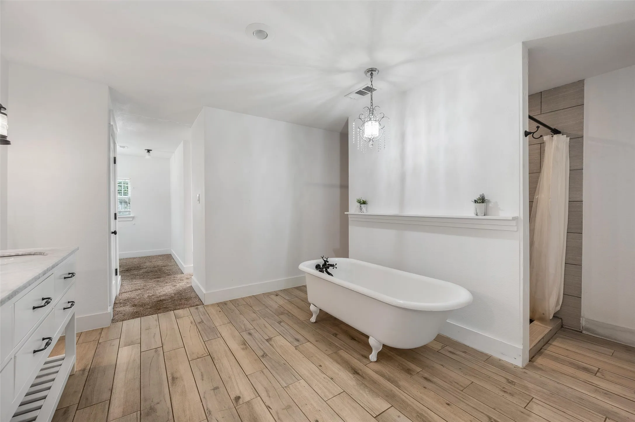 Single Family Residence For Rent in Tarrant County , 2524 Watauga Road, Fort Worth, Texas 76111, 4 Bedroom, 3 Bathroom, Garage spaces, 2,202 Sqft, built in 1942, mls#21364610, Real Estate Agent in Fort Worth, Homes For Rent in Tarrant county, Homes For Rent in Fort Worth, Realtor in Fort Worth Texas, Real Estate Brokerage Independent Realty Texas, Luminita Cordes Realtor