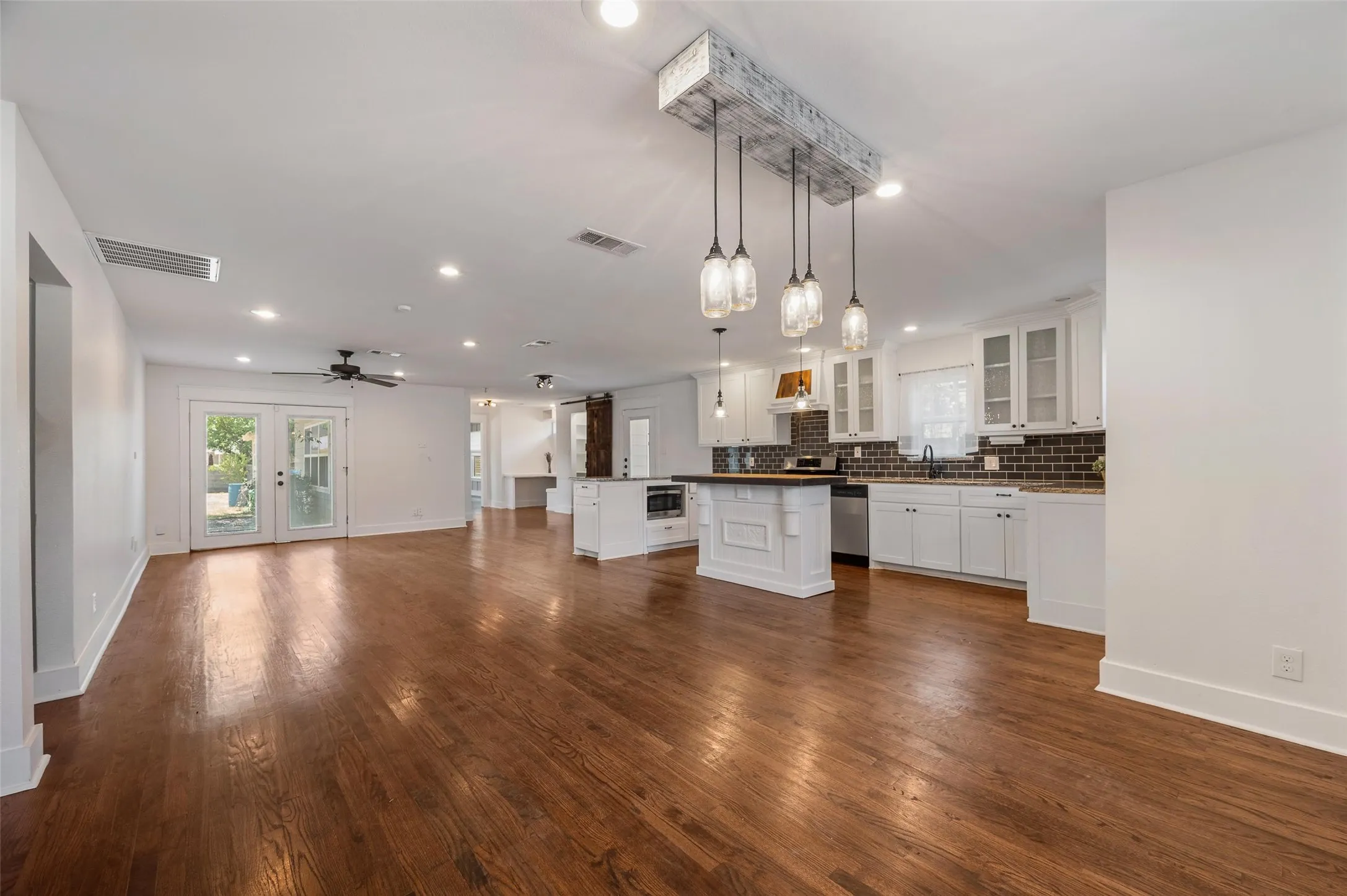 Single Family Residence For Rent in Tarrant County , 2524 Watauga Road, Fort Worth, Texas 76111, 4 Bedroom, 3 Bathroom, Garage spaces, 2,202 Sqft, built in 1942, mls#21364610, Real Estate Agent in Fort Worth, Homes For Rent in Tarrant county, Homes For Rent in Fort Worth, Realtor in Fort Worth Texas, Real Estate Brokerage Independent Realty Texas, Luminita Cordes Realtor