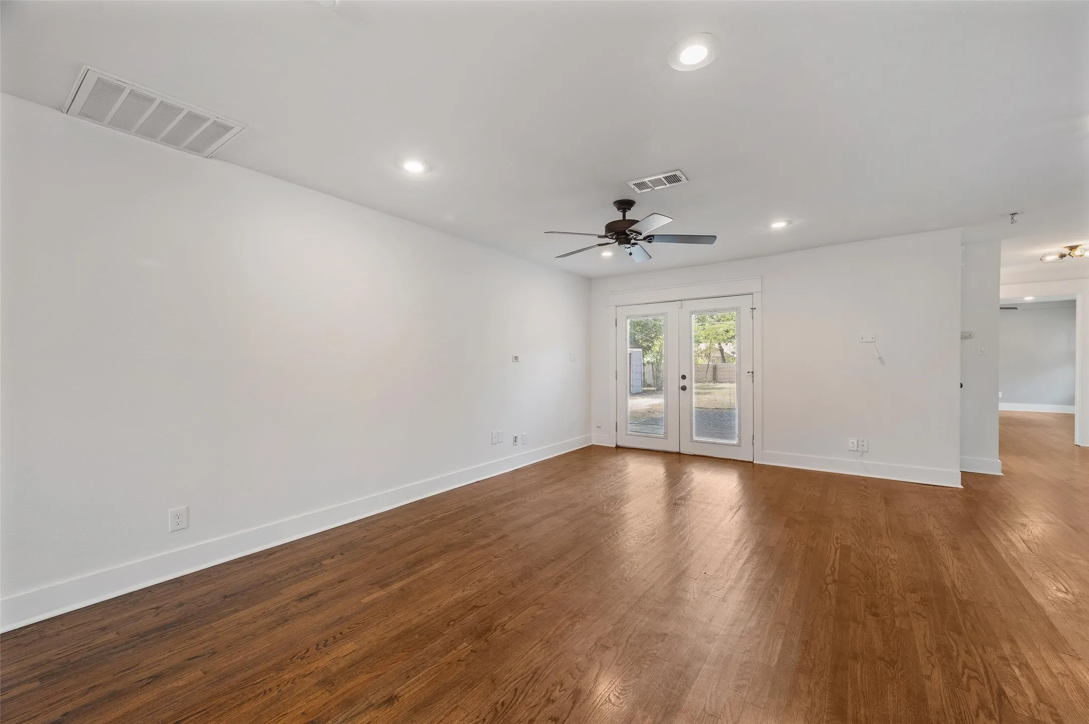 Single Family Residence For Rent in Tarrant County , 2524 Watauga Road, Fort Worth, Texas 76111, 4 Bedroom, 3 Bathroom, Garage spaces, 2,202 Sqft, built in 1942, mls#21364610, Real Estate Agent in Fort Worth, Homes For Rent in Tarrant county, Homes For Rent in Fort Worth, Realtor in Fort Worth Texas, Real Estate Brokerage Independent Realty Texas, Luminita Cordes Realtor