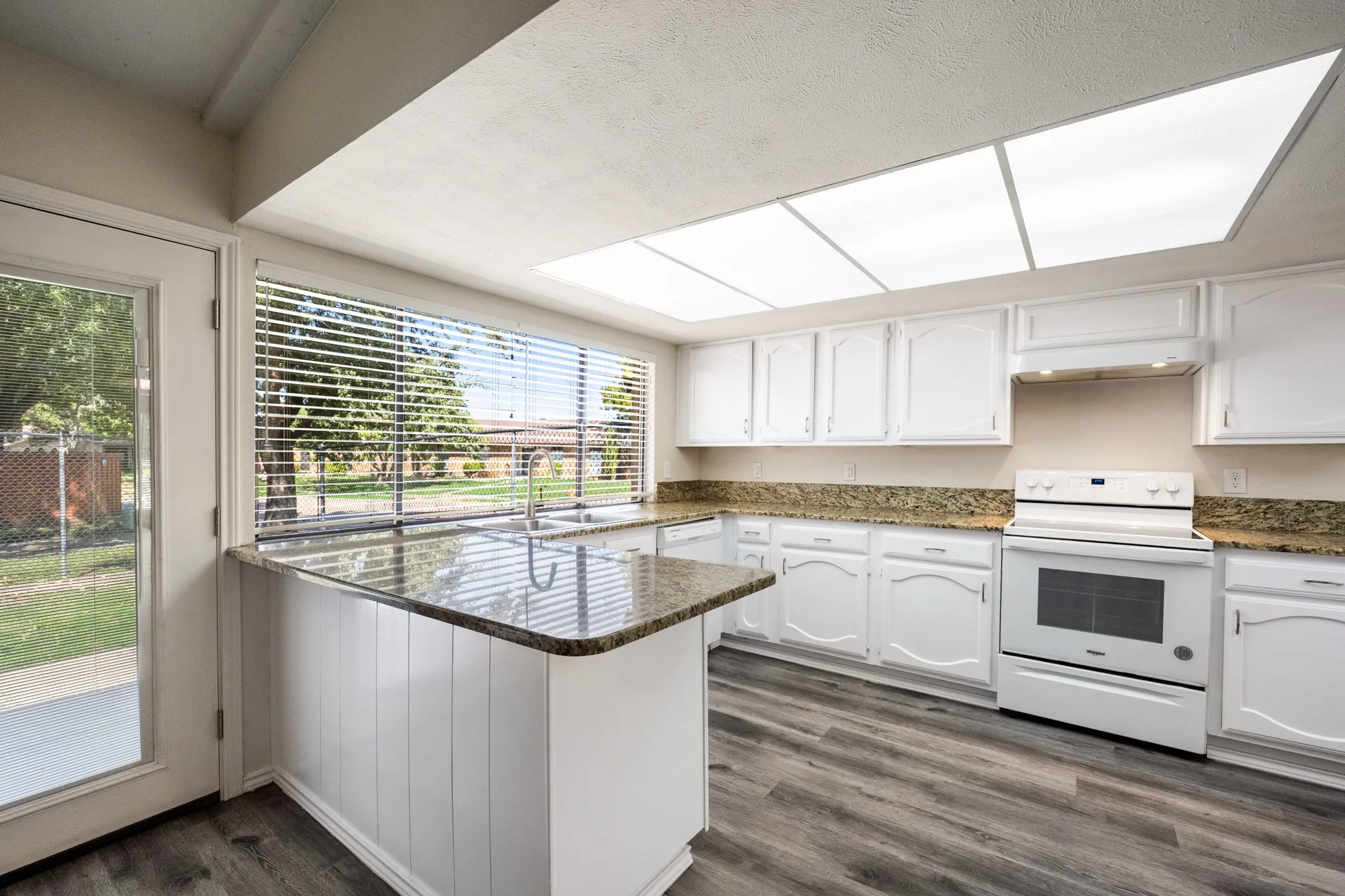 Single Family Residence For Sale in Rockwall County , 6117 Scenic Drive, Rowlett, Texas 75088, 3 Bedroom, 2 Bathroom, 2 Garage spaces, 1,934 Sqft, built in 1983, mls#21362411, Real Estate Agent in Rowlett, Homes For Sale in Rockwall county, Homes For Sale in Rowlett, Realtor in Rowlett Texas, Real Estate Brokerage Independent Realty Texas, Luminita Cordes Realtor