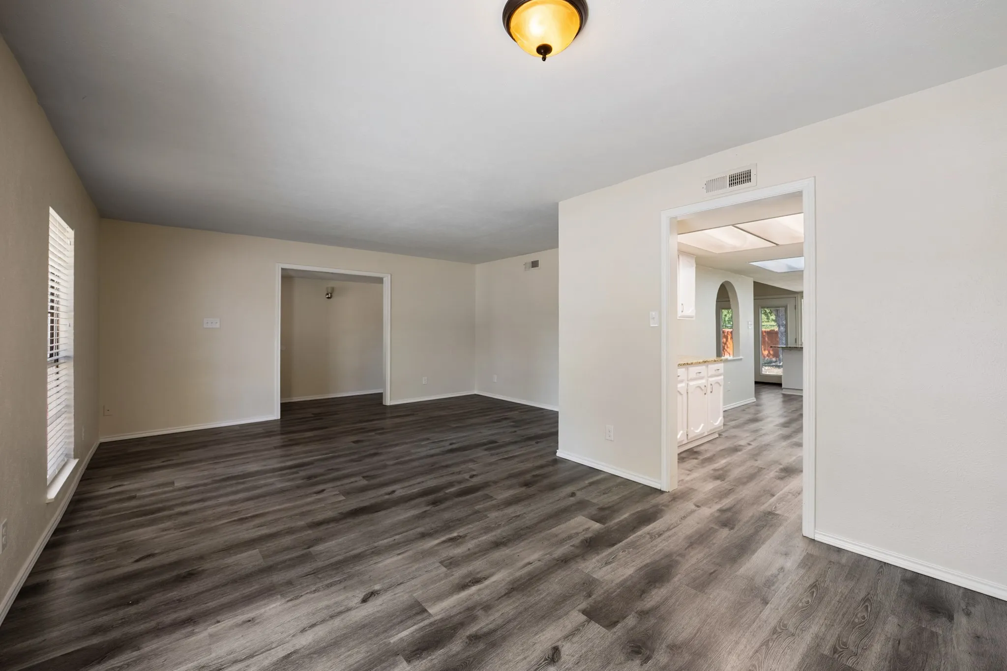 Single Family Residence For Sale in Rockwall County , 6117 Scenic Drive, Rowlett, Texas 75088, 3 Bedroom, 2 Bathroom, 2 Garage spaces, 1,934 Sqft, built in 1983, mls#21362411, Real Estate Agent in Rowlett, Homes For Sale in Rockwall county, Homes For Sale in Rowlett, Realtor in Rowlett Texas, Real Estate Brokerage Independent Realty Texas, Luminita Cordes Realtor