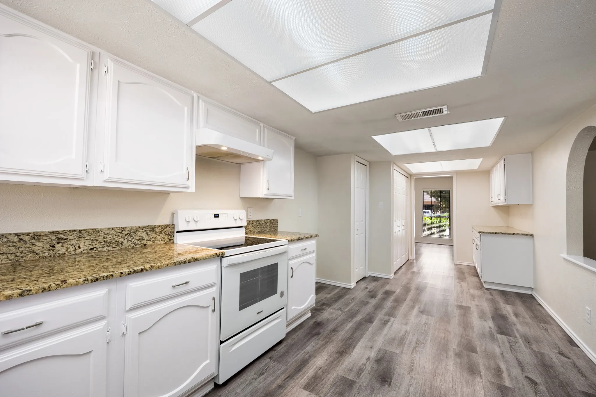 Single Family Residence For Sale in Rockwall County , 6117 Scenic Drive, Rowlett, Texas 75088, 3 Bedroom, 2 Bathroom, 2 Garage spaces, 1,934 Sqft, built in 1983, mls#21362411, Real Estate Agent in Rowlett, Homes For Sale in Rockwall county, Homes For Sale in Rowlett, Realtor in Rowlett Texas, Real Estate Brokerage Independent Realty Texas, Luminita Cordes Realtor