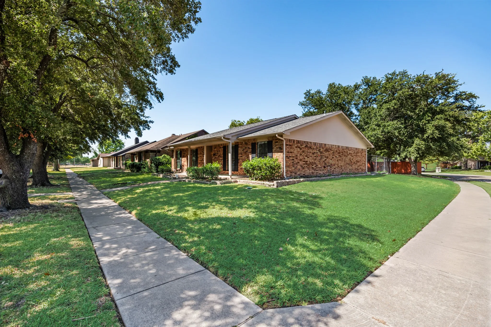 Single Family Residence For Sale in Rockwall County , 6117 Scenic Drive, Rowlett, Texas 75088, 3 Bedroom, 2 Bathroom, 2 Garage spaces, 1,934 Sqft, built in 1983, mls#21362411, Real Estate Agent in Rowlett, Homes For Sale in Rockwall county, Homes For Sale in Rowlett, Realtor in Rowlett Texas, Real Estate Brokerage Independent Realty Texas, Luminita Cordes Realtor