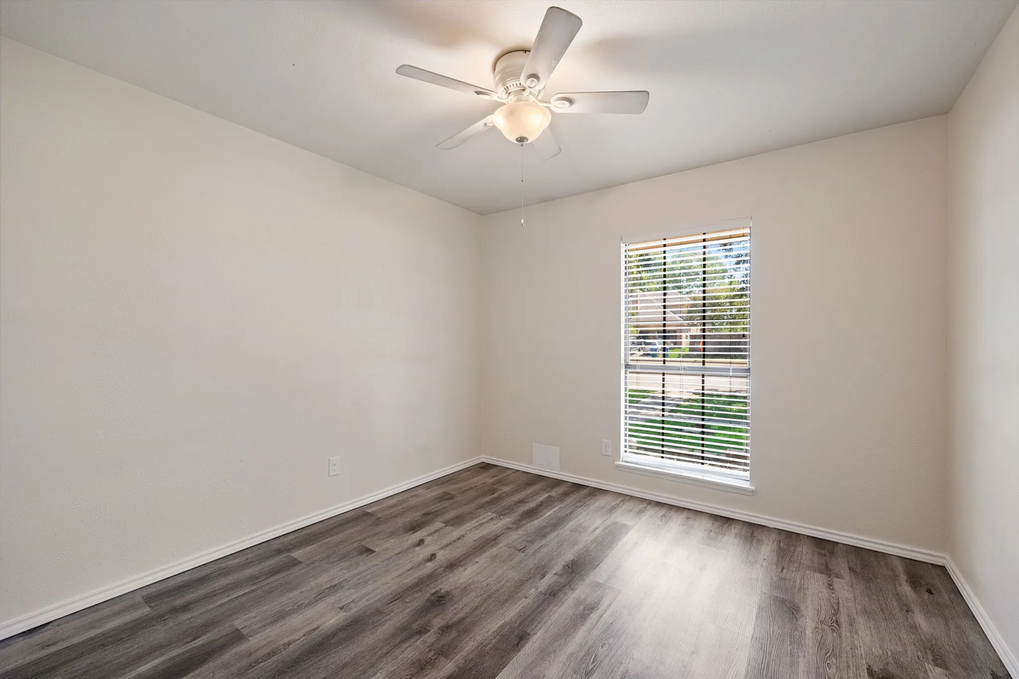 Single Family Residence For Sale in Rockwall County , 6117 Scenic Drive, Rowlett, Texas 75088, 3 Bedroom, 2 Bathroom, 2 Garage spaces, 1,934 Sqft, built in 1983, mls#21362411, Real Estate Agent in Rowlett, Homes For Sale in Rockwall county, Homes For Sale in Rowlett, Realtor in Rowlett Texas, Real Estate Brokerage Independent Realty Texas, Luminita Cordes Realtor