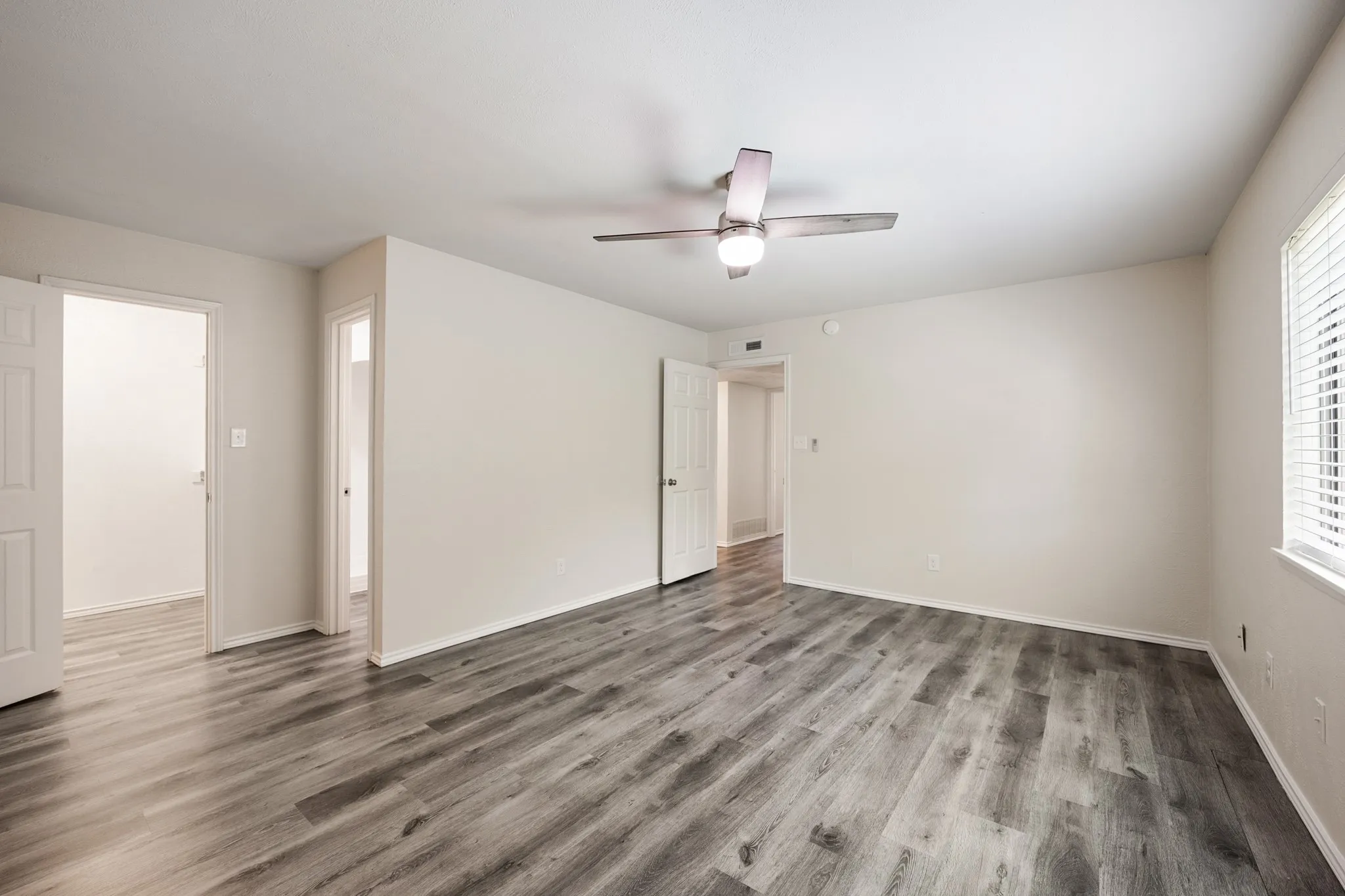 Single Family Residence For Sale in Rockwall County , 6117 Scenic Drive, Rowlett, Texas 75088, 3 Bedroom, 2 Bathroom, 2 Garage spaces, 1,934 Sqft, built in 1983, mls#21362411, Real Estate Agent in Rowlett, Homes For Sale in Rockwall county, Homes For Sale in Rowlett, Realtor in Rowlett Texas, Real Estate Brokerage Independent Realty Texas, Luminita Cordes Realtor