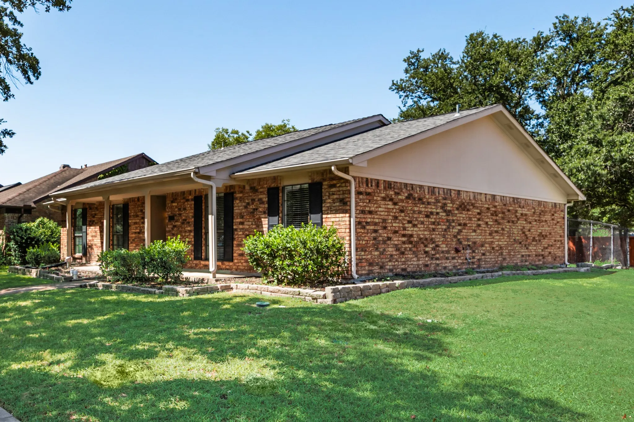 Single Family Residence For Sale in Rockwall County , 6117 Scenic Drive, Rowlett, Texas 75088, 3 Bedroom, 2 Bathroom, 2 Garage spaces, 1,934 Sqft, built in 1983, mls#21362411, Real Estate Agent in Rowlett, Homes For Sale in Rockwall county, Homes For Sale in Rowlett, Realtor in Rowlett Texas, Real Estate Brokerage Independent Realty Texas, Luminita Cordes Realtor