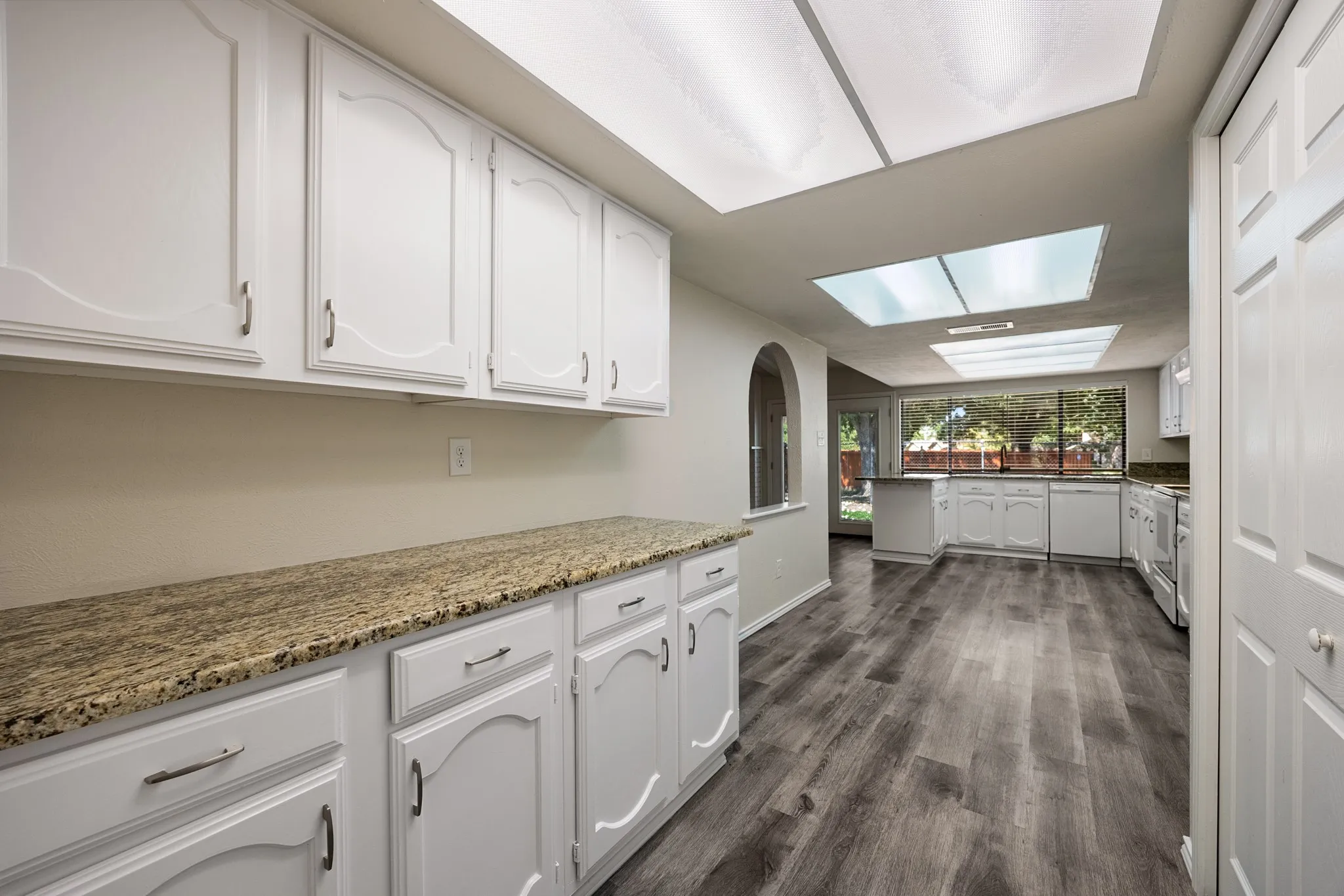 Single Family Residence For Sale in Rockwall County , 6117 Scenic Drive, Rowlett, Texas 75088, 3 Bedroom, 2 Bathroom, 2 Garage spaces, 1,934 Sqft, built in 1983, mls#21362411, Real Estate Agent in Rowlett, Homes For Sale in Rockwall county, Homes For Sale in Rowlett, Realtor in Rowlett Texas, Real Estate Brokerage Independent Realty Texas, Luminita Cordes Realtor
