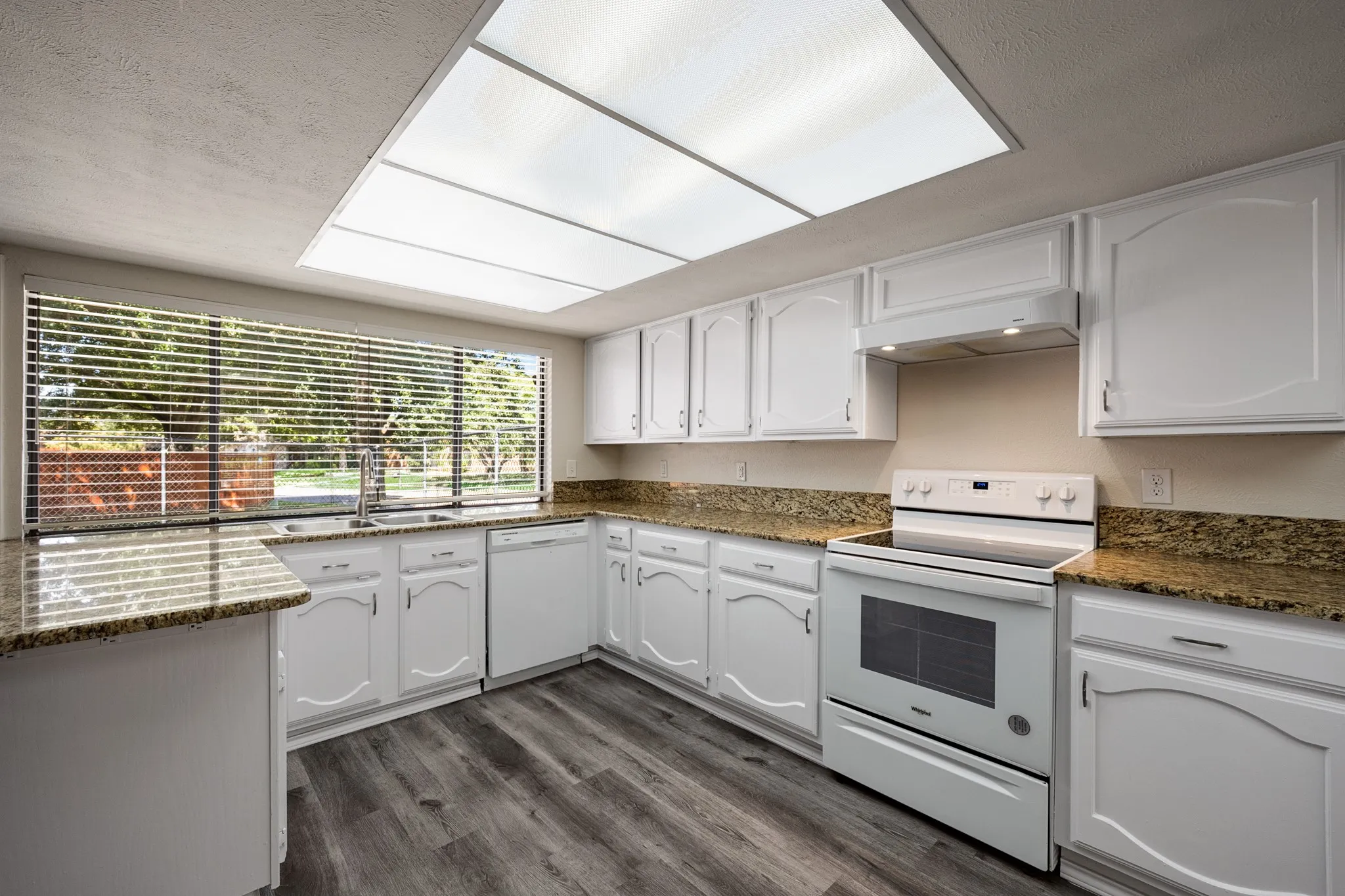 Single Family Residence For Sale in Rockwall County , 6117 Scenic Drive, Rowlett, Texas 75088, 3 Bedroom, 2 Bathroom, 2 Garage spaces, 1,934 Sqft, built in 1983, mls#21362411, Real Estate Agent in Rowlett, Homes For Sale in Rockwall county, Homes For Sale in Rowlett, Realtor in Rowlett Texas, Real Estate Brokerage Independent Realty Texas, Luminita Cordes Realtor