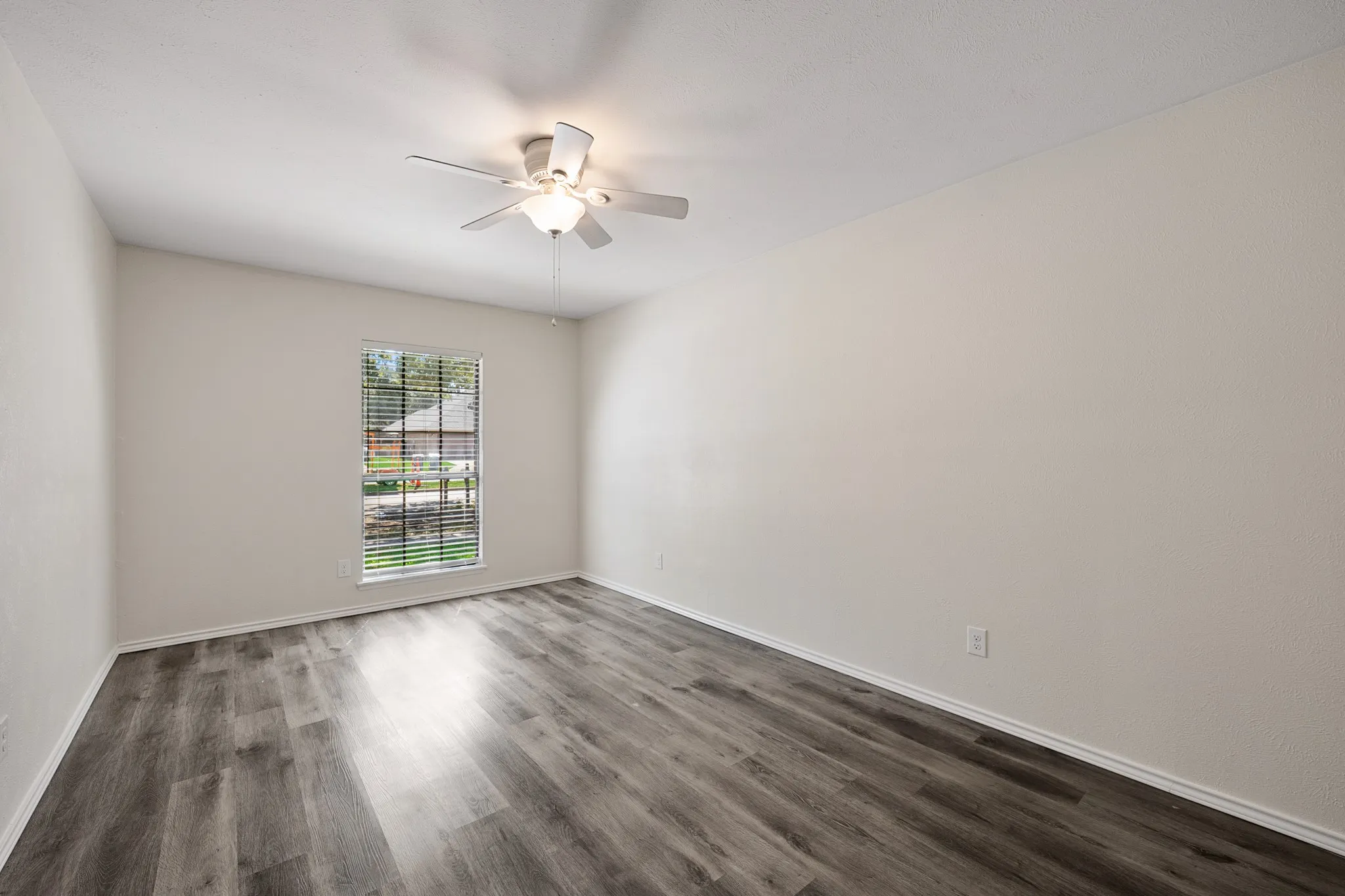 Single Family Residence For Sale in Rockwall County , 6117 Scenic Drive, Rowlett, Texas 75088, 3 Bedroom, 2 Bathroom, 2 Garage spaces, 1,934 Sqft, built in 1983, mls#21362411, Real Estate Agent in Rowlett, Homes For Sale in Rockwall county, Homes For Sale in Rowlett, Realtor in Rowlett Texas, Real Estate Brokerage Independent Realty Texas, Luminita Cordes Realtor