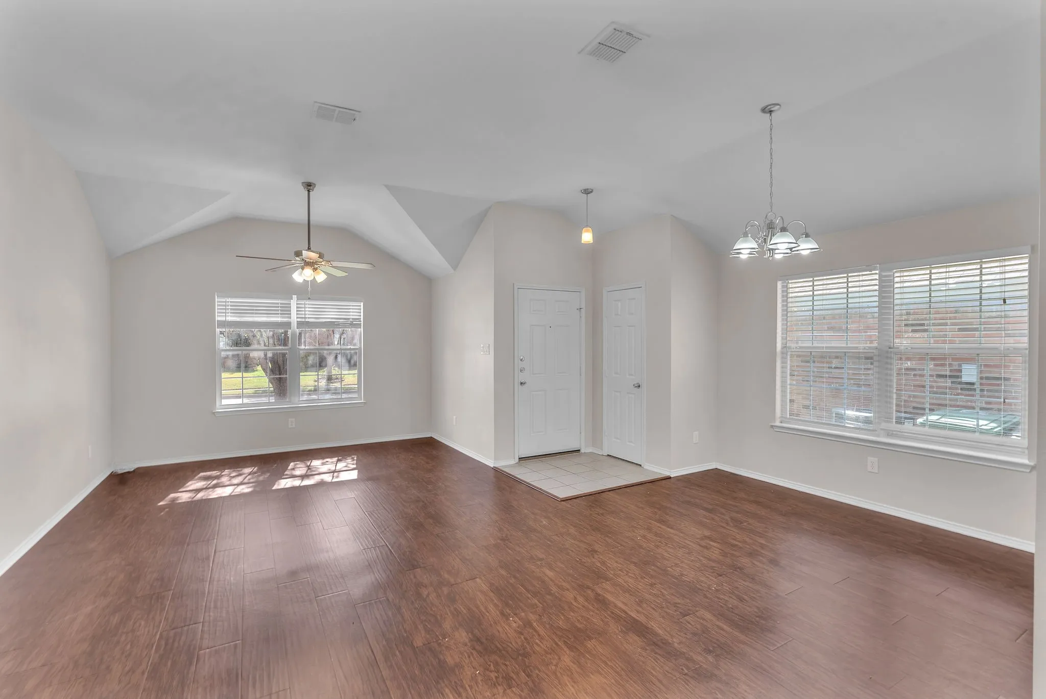 Single Family Residence For Rent in Tarrant County , 11829 Gold Creek Drive E, Fort Worth, Texas 76244, 4 Bedroom, 2 Bathroom, 2 Garage spaces, 2,136 Sqft, built in 2001, mls#21365096, Real Estate Agent in Fort Worth, Homes For Rent in Tarrant county, Homes For Rent in Fort Worth, Realtor in Fort Worth Texas, Real Estate Brokerage Independent Realty Texas, Luminita Cordes Realtor