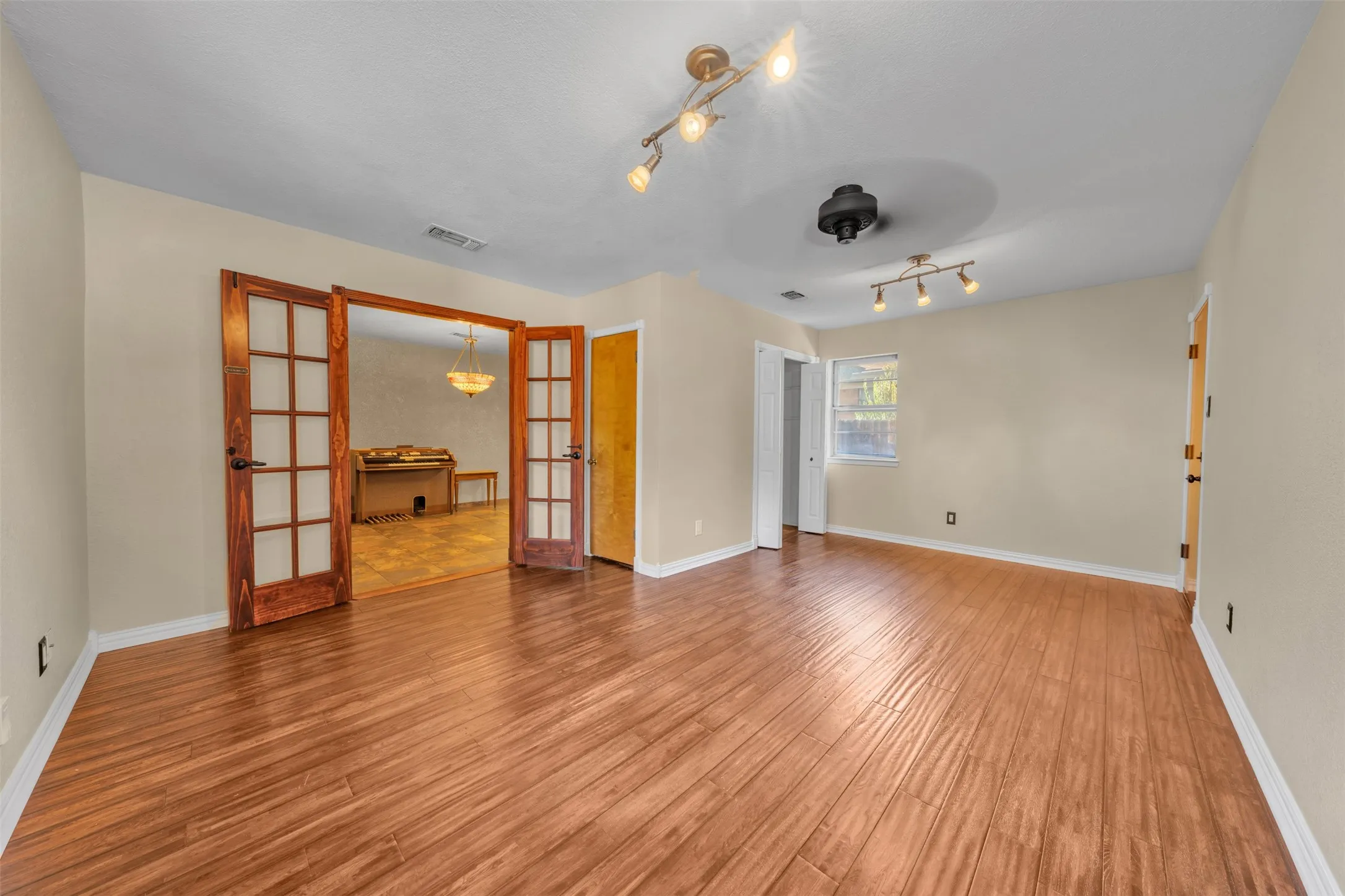 Single Family Residence For Sale in Tarrant County , 1208 Harrison Lane, Hurst, Texas 76053, 3 Bedroom, 2 Bathroom, 2 Garage spaces, 1,523 Sqft, built in 1957, mls#21359078, Real Estate Agent in Hurst, Homes For Sale in Tarrant county, Homes For Sale in Hurst, Realtor in Hurst Texas, Real Estate Brokerage Independent Realty Texas, Luminita Cordes Realtor
