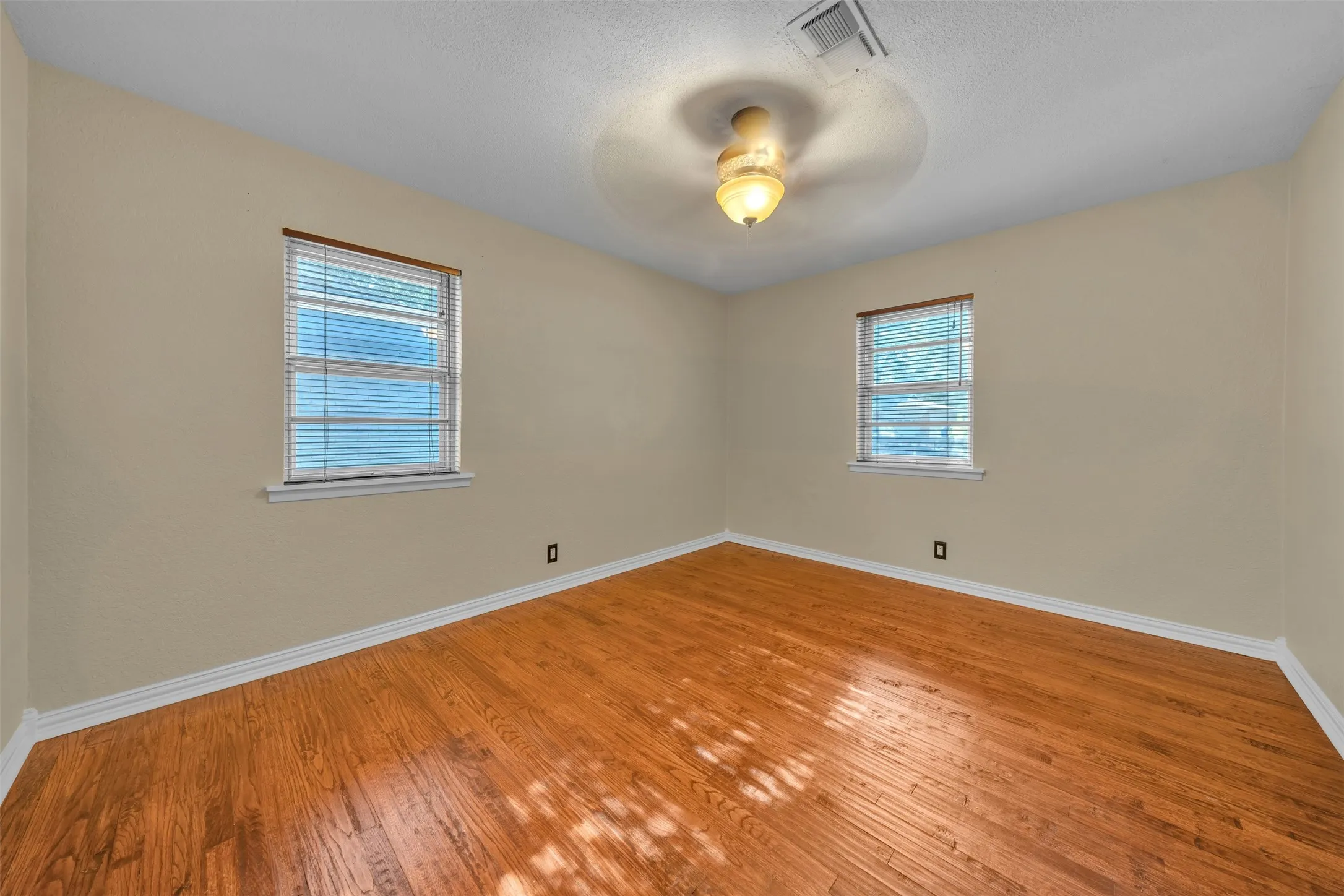 Single Family Residence For Sale in Tarrant County , 1208 Harrison Lane, Hurst, Texas 76053, 3 Bedroom, 2 Bathroom, 2 Garage spaces, 1,523 Sqft, built in 1957, mls#21359078, Real Estate Agent in Hurst, Homes For Sale in Tarrant county, Homes For Sale in Hurst, Realtor in Hurst Texas, Real Estate Brokerage Independent Realty Texas, Luminita Cordes Realtor