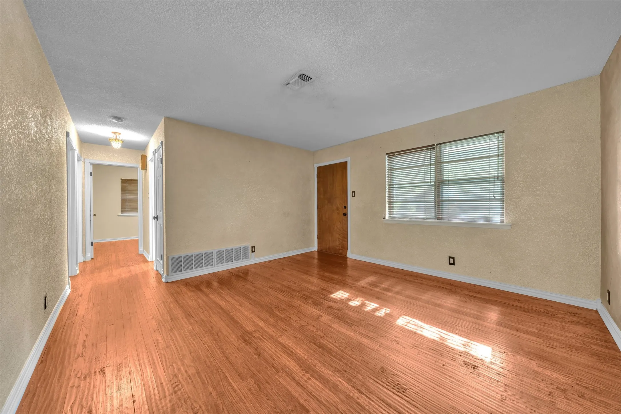 Single Family Residence For Sale in Tarrant County , 1208 Harrison Lane, Hurst, Texas 76053, 3 Bedroom, 2 Bathroom, 2 Garage spaces, 1,523 Sqft, built in 1957, mls#21359078, Real Estate Agent in Hurst, Homes For Sale in Tarrant county, Homes For Sale in Hurst, Realtor in Hurst Texas, Real Estate Brokerage Independent Realty Texas, Luminita Cordes Realtor