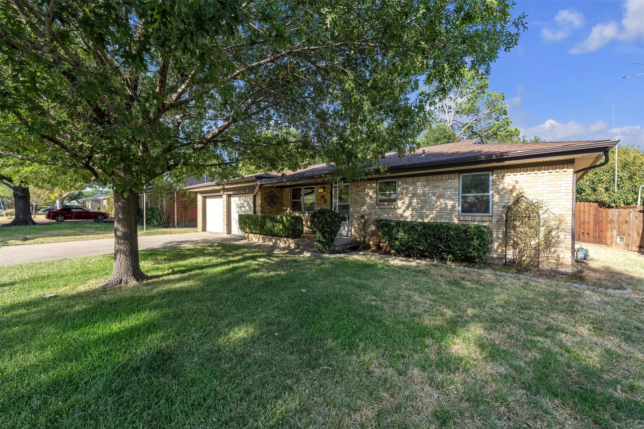 Single Family Residence For Sale in Tarrant County , 1208 Harrison Lane, Hurst, Texas 76053, 3 Bedroom, 2 Bathroom, 2 Garage spaces, 1,523 Sqft, built in 1957, mls#21359078, Real Estate Agent in Hurst, Homes For Sale in Tarrant county, Homes For Sale in Hurst, Realtor in Hurst Texas, Real Estate Brokerage Independent Realty Texas, Luminita Cordes Realtor